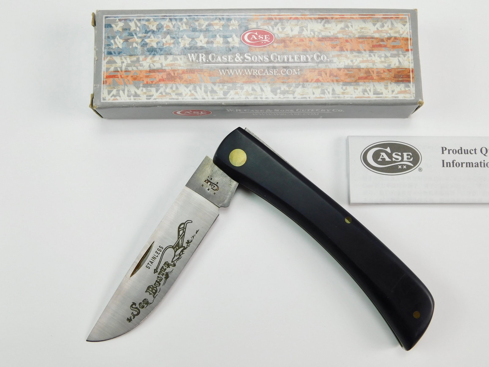 2014 Case XX Tested 2138 SS Sod Buster Black Folding Knife: US 2014 Case XX Tested 2138 SS Sod Buster Black Folding Pocket Knife with Box. New old stock. The blade snaps, no wobble. Measurements are pictured.