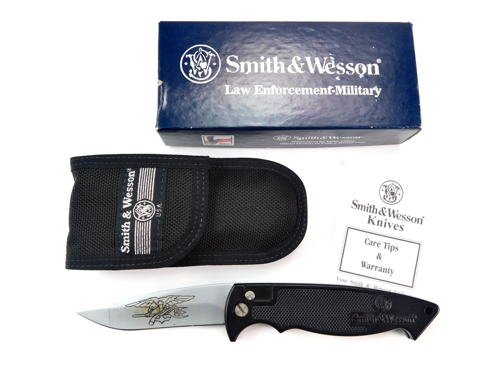 US Smith & Wesson SW1400 Automatic Navy Seal Knife: US Smith & Wesson SW1400 Automatic Navy Seal Knife. With sheath and Box. Measurements are pictured.
