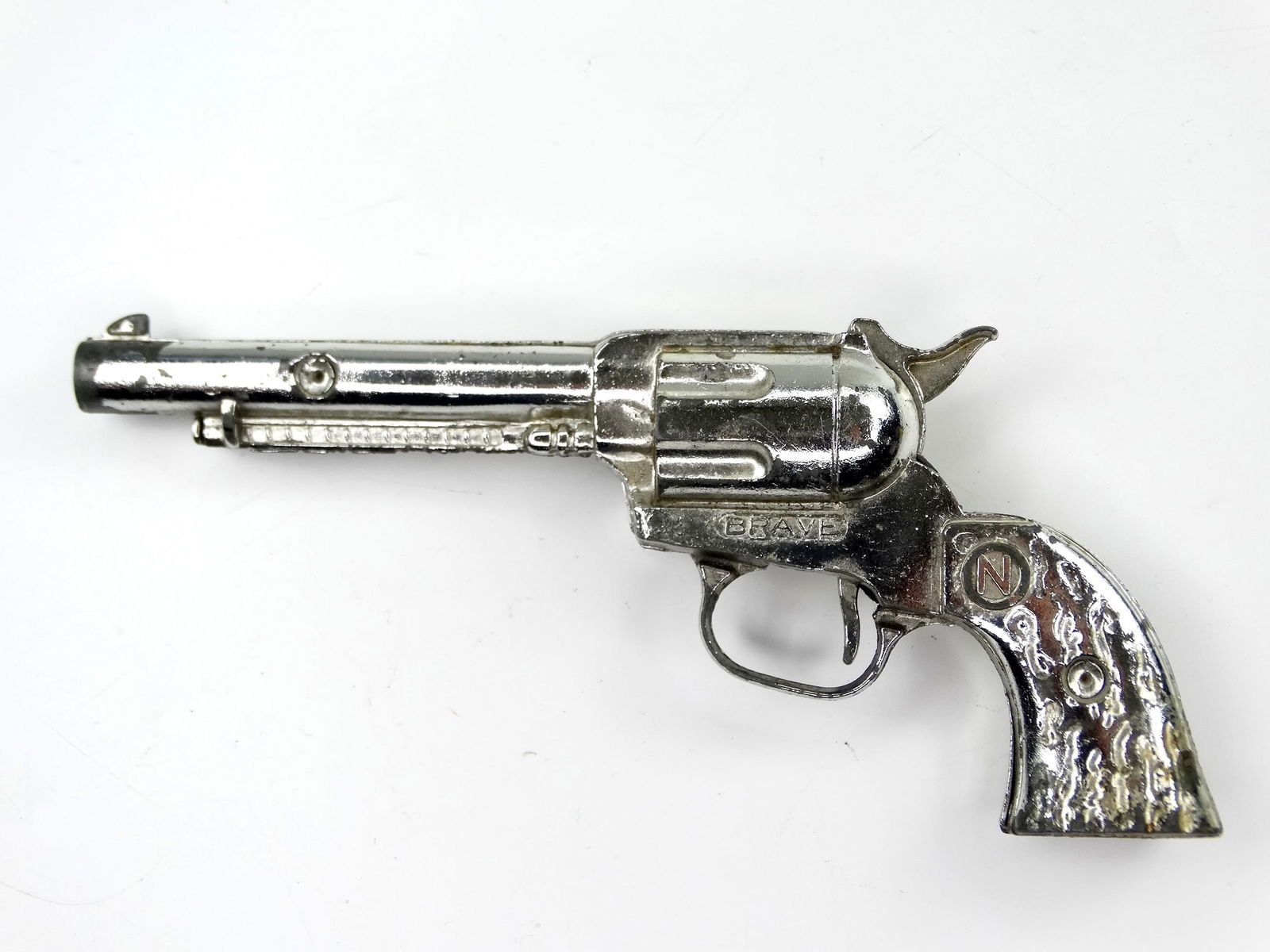 Vintage US BRAVE Toy Cap Gun Western Cowboy Pistol Single Action Revolver: Vintage US BRAVE Toy Cap GunIt's not my area of expertise but I think everything works correctly. No international shipping.