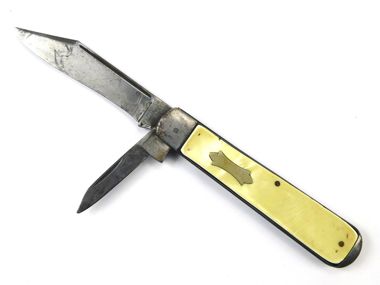 Vintage CAMILLUS Cutlery Co. US 2 Blade Folding Pocket Knife: Vintage US CAMILLUS Cutlery Co. Folding Pocket Knife. Blades snap only when opening, little wobbly.