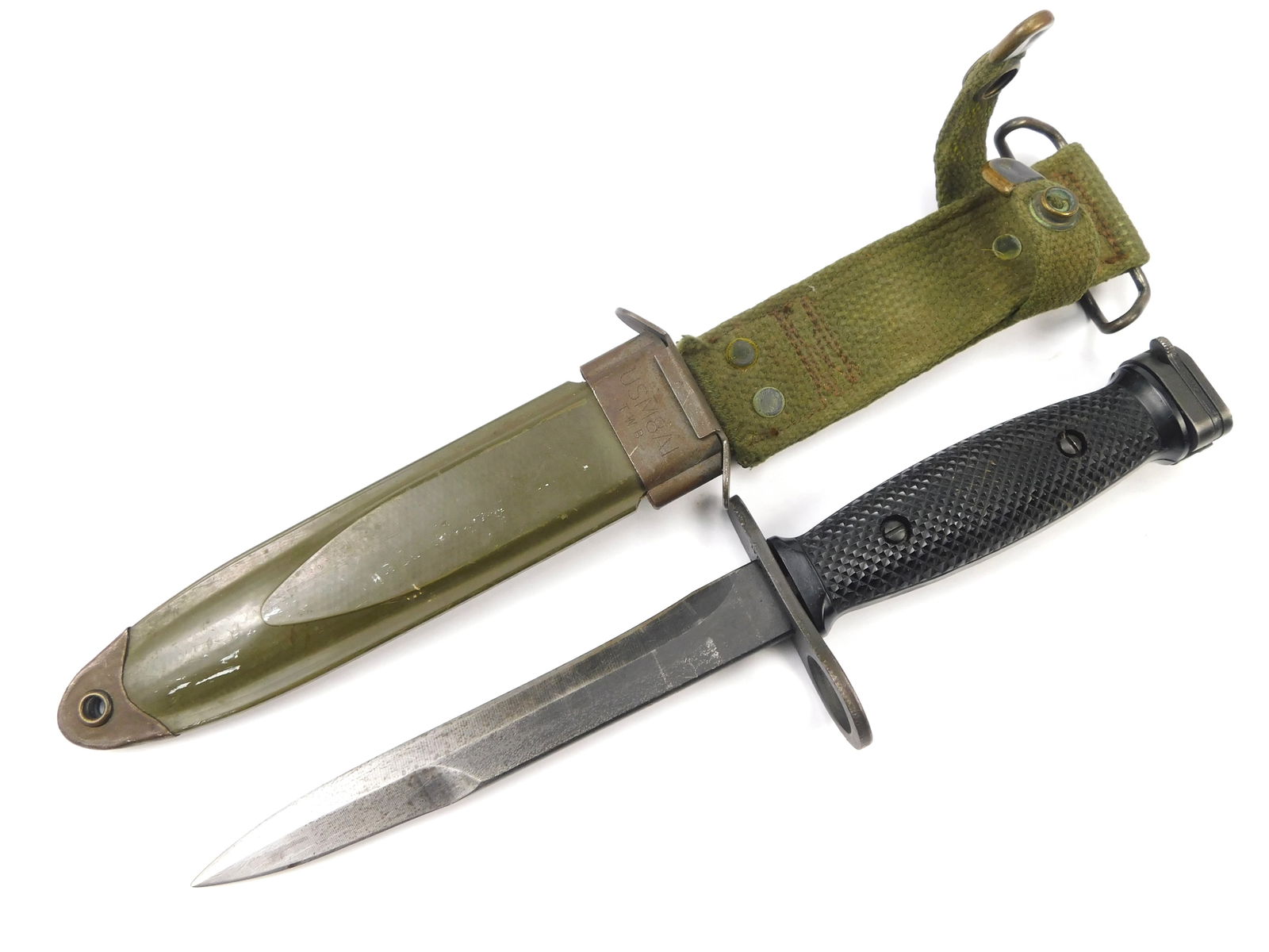 US Vintage Vietnam Era Imperial M7 Bayonet Fighting Knife w/ Scabbard: US Vintage Vietnam Era Imperial Bayonet with Scabbard. Solid. 11 3/4" long with 6 3/4" blade.