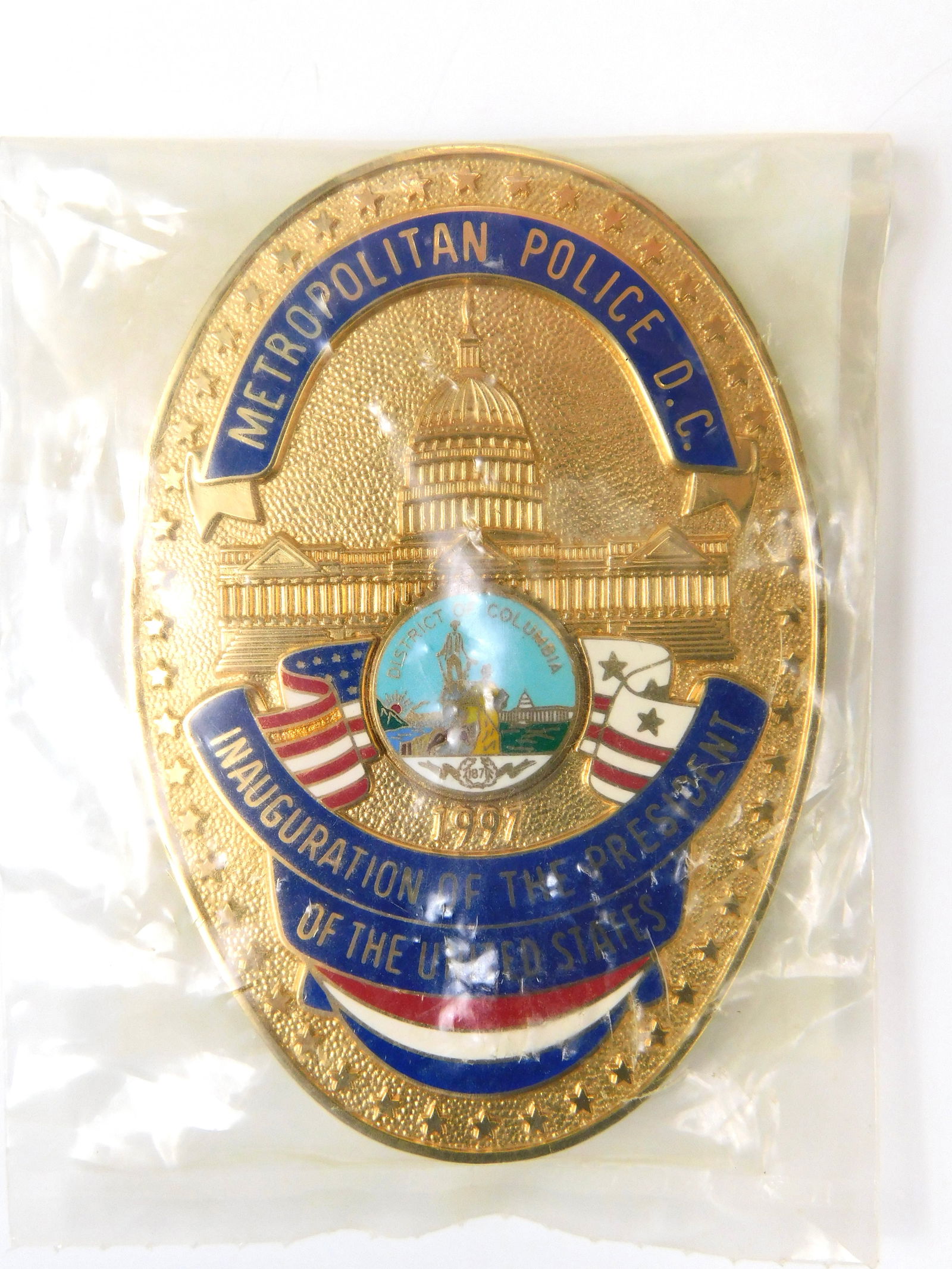 1992 Blackinton Metropolitan Police D.C Badge: 1992 Blackinton Metropolitan Police D.C Badge with enamel. For collectors only! Size: 3 3/8" (85 mm) X 2 3/8" (60 mm) New, sealed in plastic.