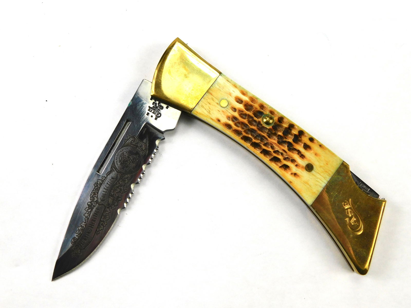 US 2003 Case XX 59L SS Hunting Heritage Collection Lockback Folding Pocket Knife: US 2003 Case XX 59L SS Hunting Heritage Collection Lockback Bone Engraved Folding Pocket Knife. Measurements are pictured. Blade snaps, no wobble.