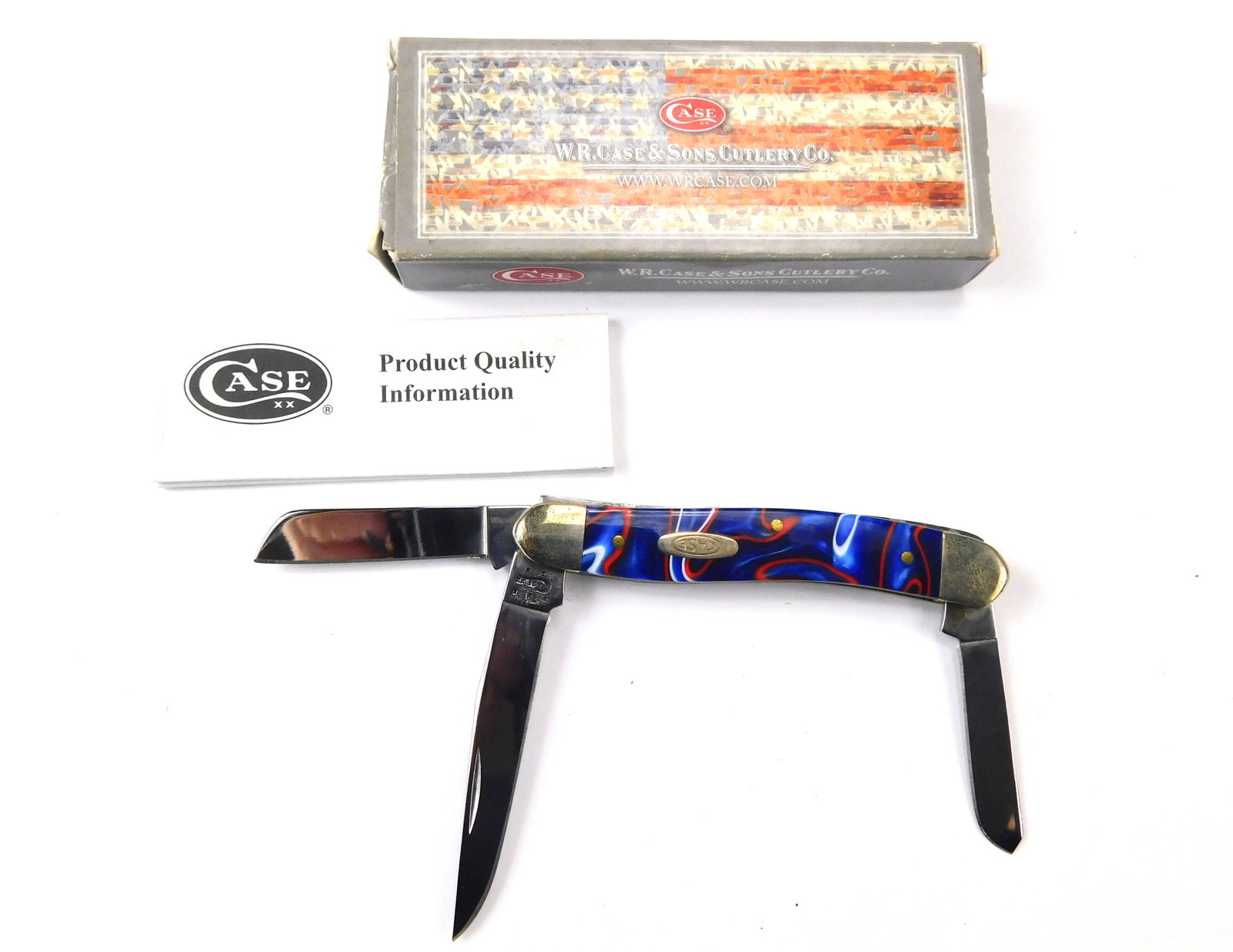 US 2015 Case XX Tested 10318 SS Stockman 3 Blade Patriotic Folding Pocket Knife: US 2015 Case XX Tested 10318 SS Stockman 3 Blade Patriotic Folding Pocket Knife. With box. Measurements are pictured. Blades snap, no wobble.