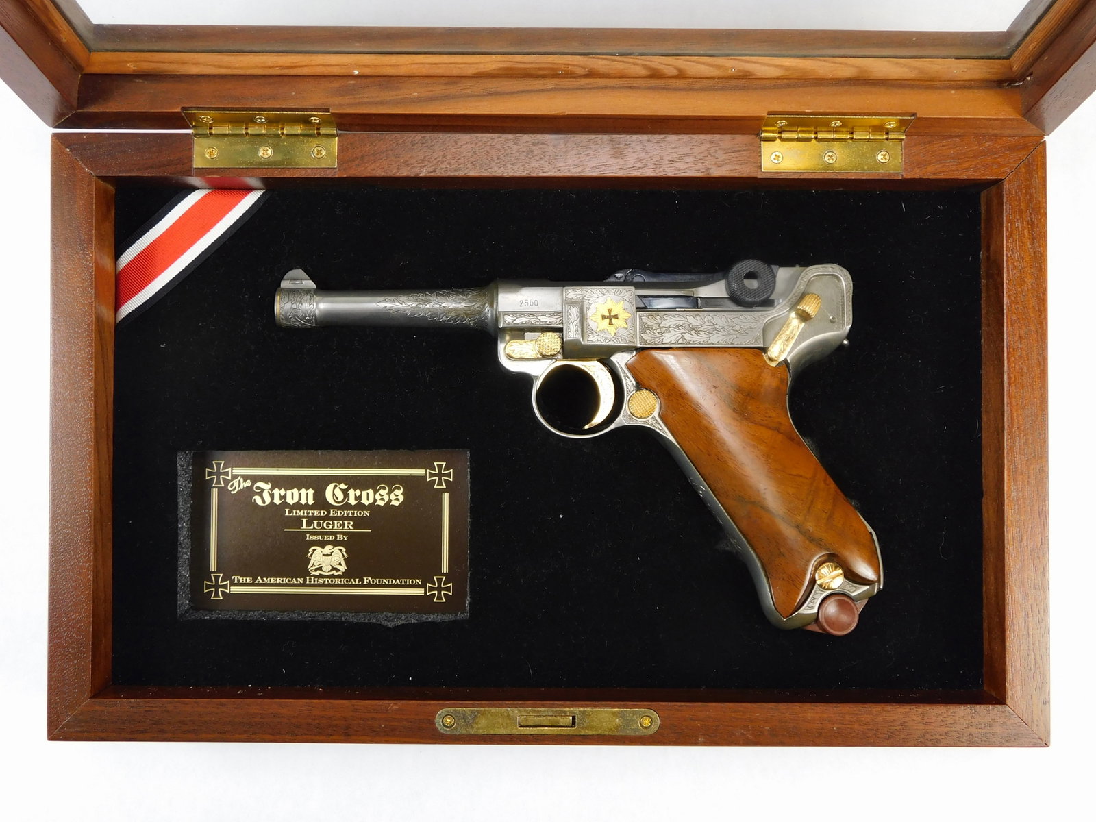 German WW2 Luger P08 Engraved Iron Cross Commemorative Pistol: German WW2 Luger P08 Engraved Iron Cross Commemorative Pistol. With display box.