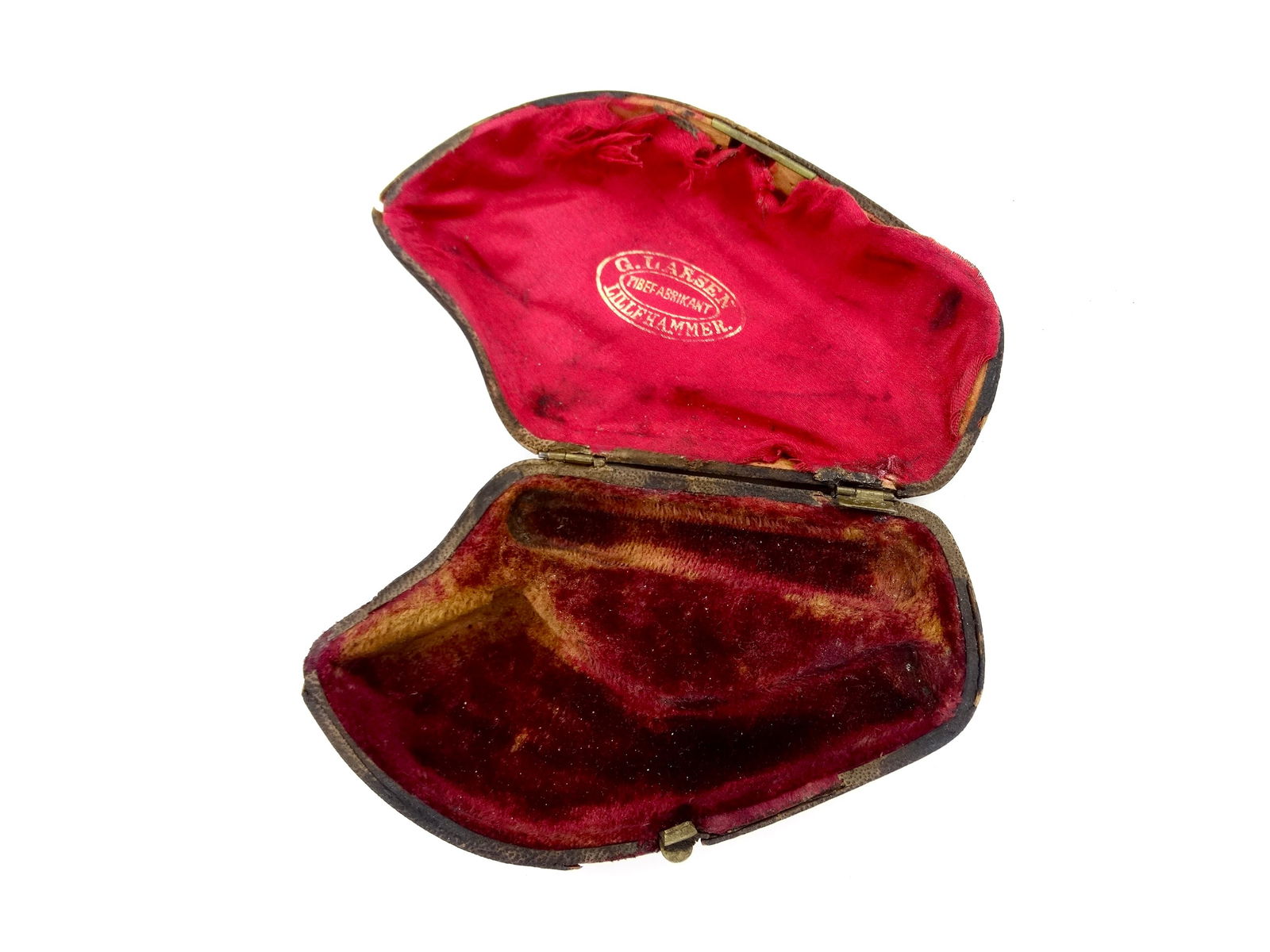 Antique Old G. LARSEN Lillehammer Norway Norwegian Leather Pipe Case: Antique G. LARSEN Lillehammer Norway Leather Pipe CaseIn fair condition, please see pictures. 4 5/8" X 2 3/4". LiveAuctioneers is currently displaying only their own expensive shipping options. Howeve