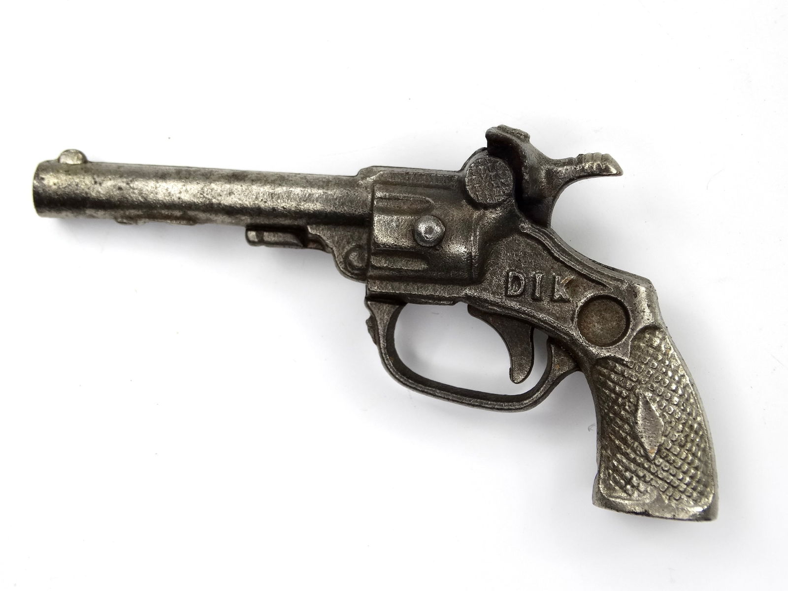 Vintage US 1950's Diecast Chromed Dik Toy Cap Gun Pistol Single Action Revolver: Vintage US 1950-60's Diecast Chromed Dik Toy Cap GunIt's not my area of expertise but I think everything works correctly. No international shipping.