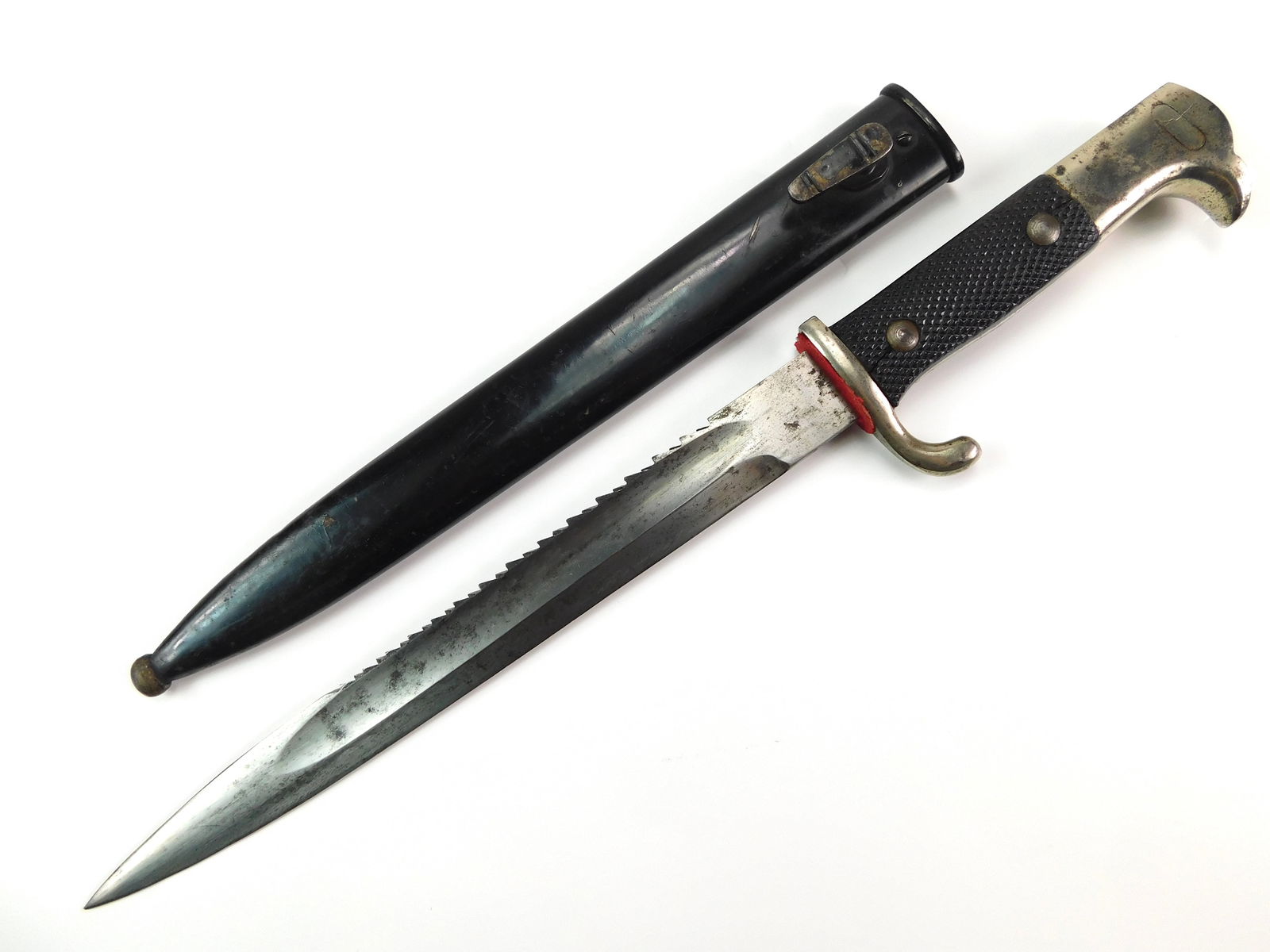 German Germany WW1 Saw Back Dress Dagger Bayonet Knife: German WW1 Saw Back Dress Bayonet with Scabbard. Unmarked. Size: 15 1/8" long with 10 1/8" blade. Push button works. Tight, no loose parts. LiveAuctioneers is currently displaying only it's own expens