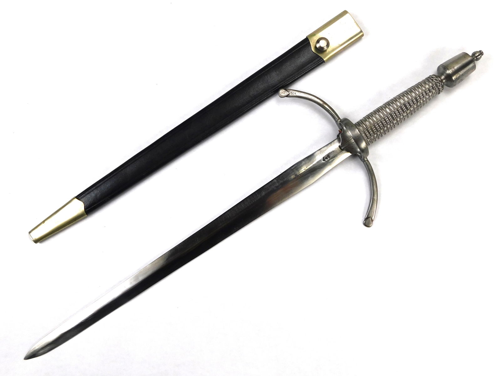 German British 16–17 Century Style Left-hand Fighting Dagger Short Sword: In-House Shipping. Custom Made German or British 16th–17th century style left-hand fighting dagger, crafted in the traditional style of Renaissance parrying daggers used alongside rapiers. This shor