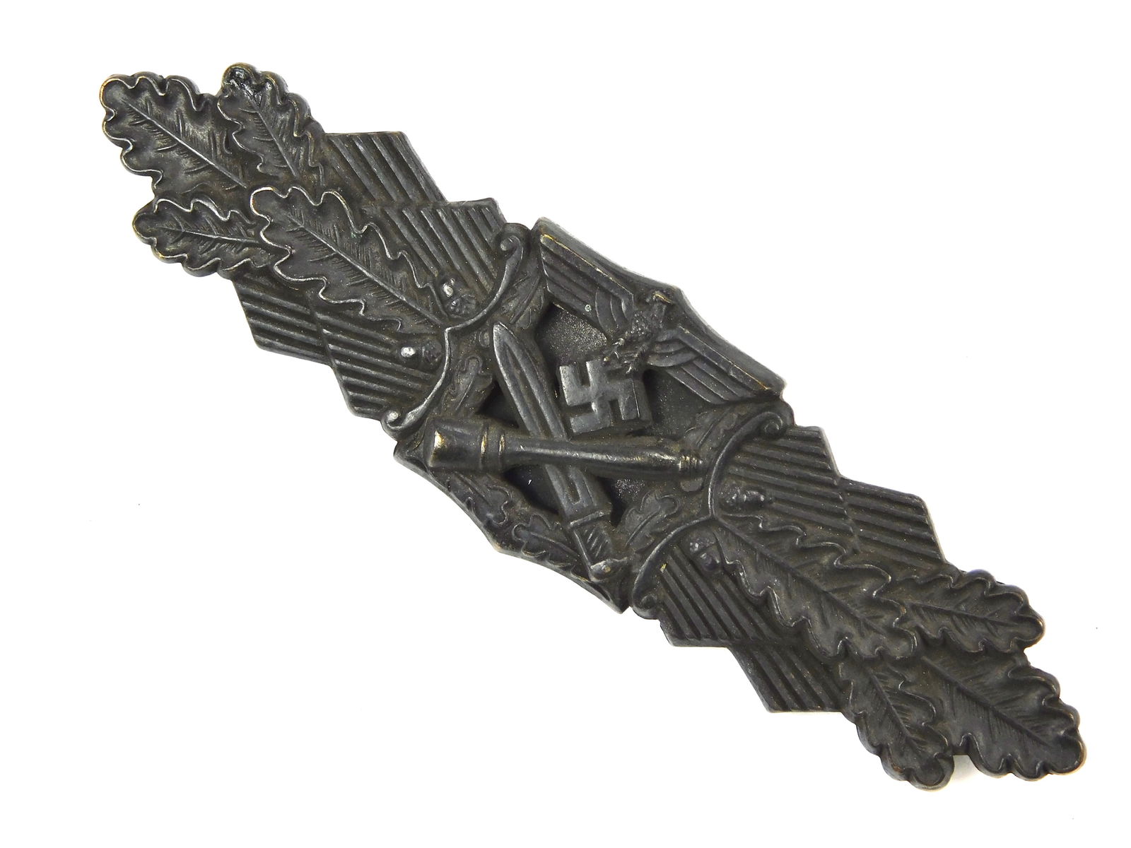 German WW2 Bronze Close Combat Clasp FEC W.E. Peekhaus Berlin P.C. Lüdenscheid: In-House Shipping. German WW2 Bronze Close Combat Clasp marked FEC W.E. Peekhaus Berlin and P.C. Lüdenscheid. Bronze-grade example with crossed bayonet and grenade motif, central eagle above swas