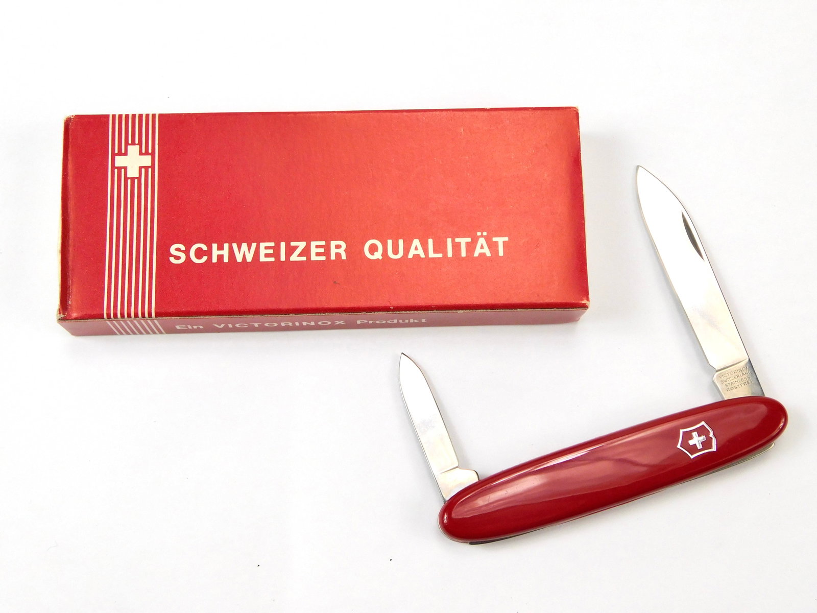 1970s Victorinox Swiss Army Pocket Pal Red Folding Knife: In-House Shipping. Vintage 1970s Victorinox Swiss Army Pocket Pal Folding Knife with box. Measurements are pictured.