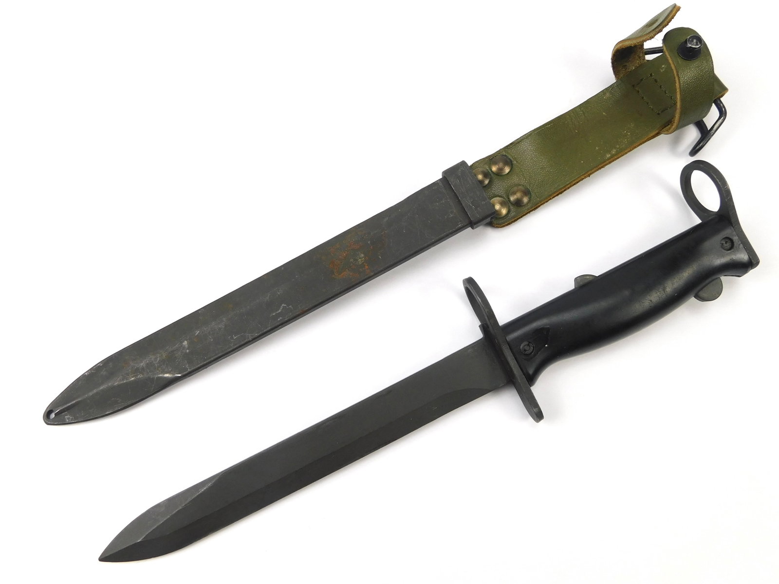 Vintage French France Bayonet Fighting Knife w/ Scabbard: Vintage French Bayonet with scabbard. 12 3/4" long with a 7 7/8" blade.