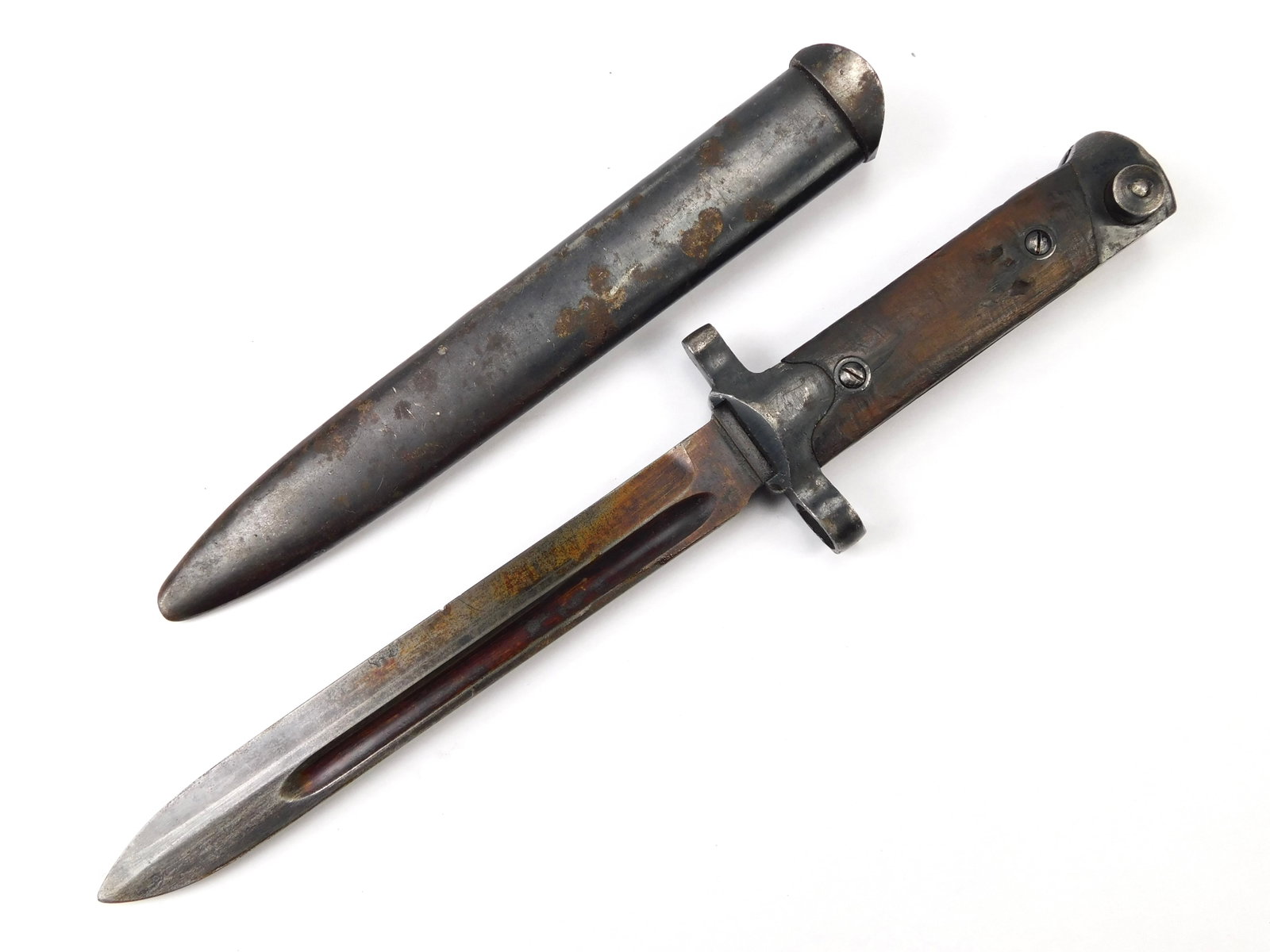 Italian Italy WW2 Fixed Blade Bayonet Fighting Knife w/ Scabbard: Italian WW2 Fixed Blade Bayonet with scabbard. 11 1/4" long with a 7" blade.