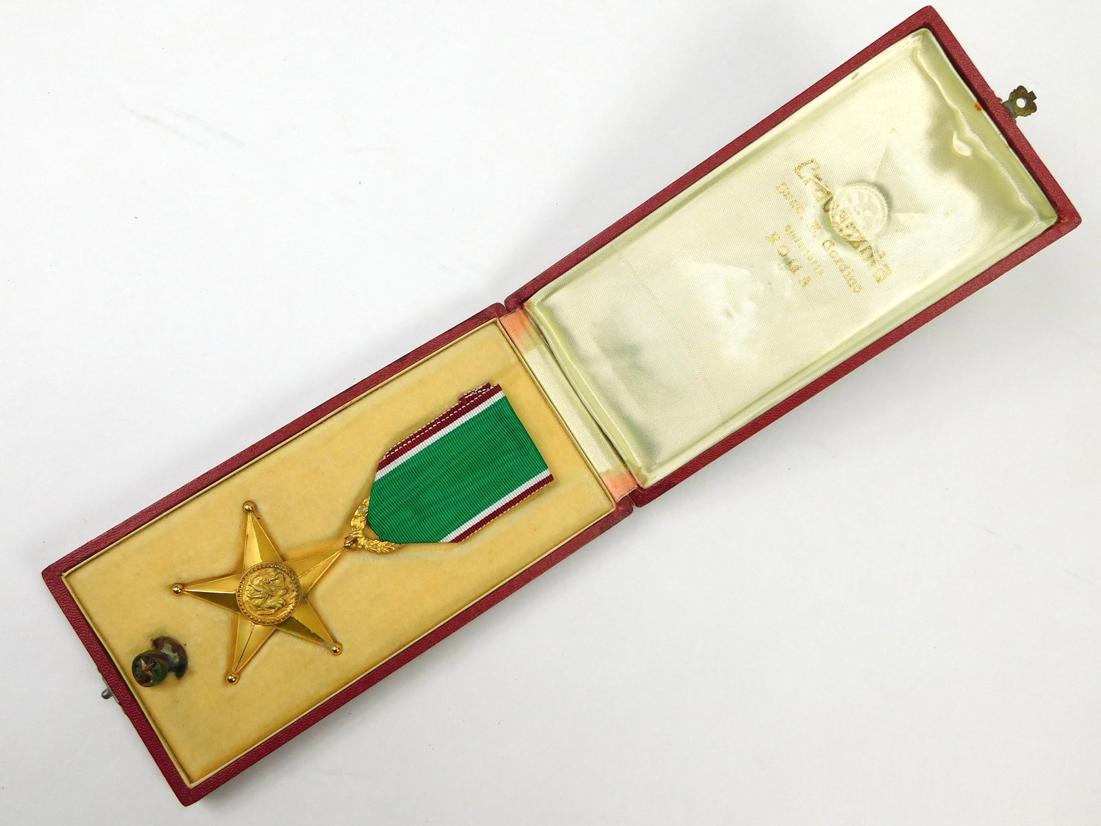 Italian Order Star of Solidarity Knight Medal Cravanzola Roma Case & Lapel Pin: In House Shipping. Italian Republic Order of the Star of Italian Solidarity, Ordine della Stella della Solidarietà Italiana, Knight grade medal set. Five-pointed gold-tone star with central relie