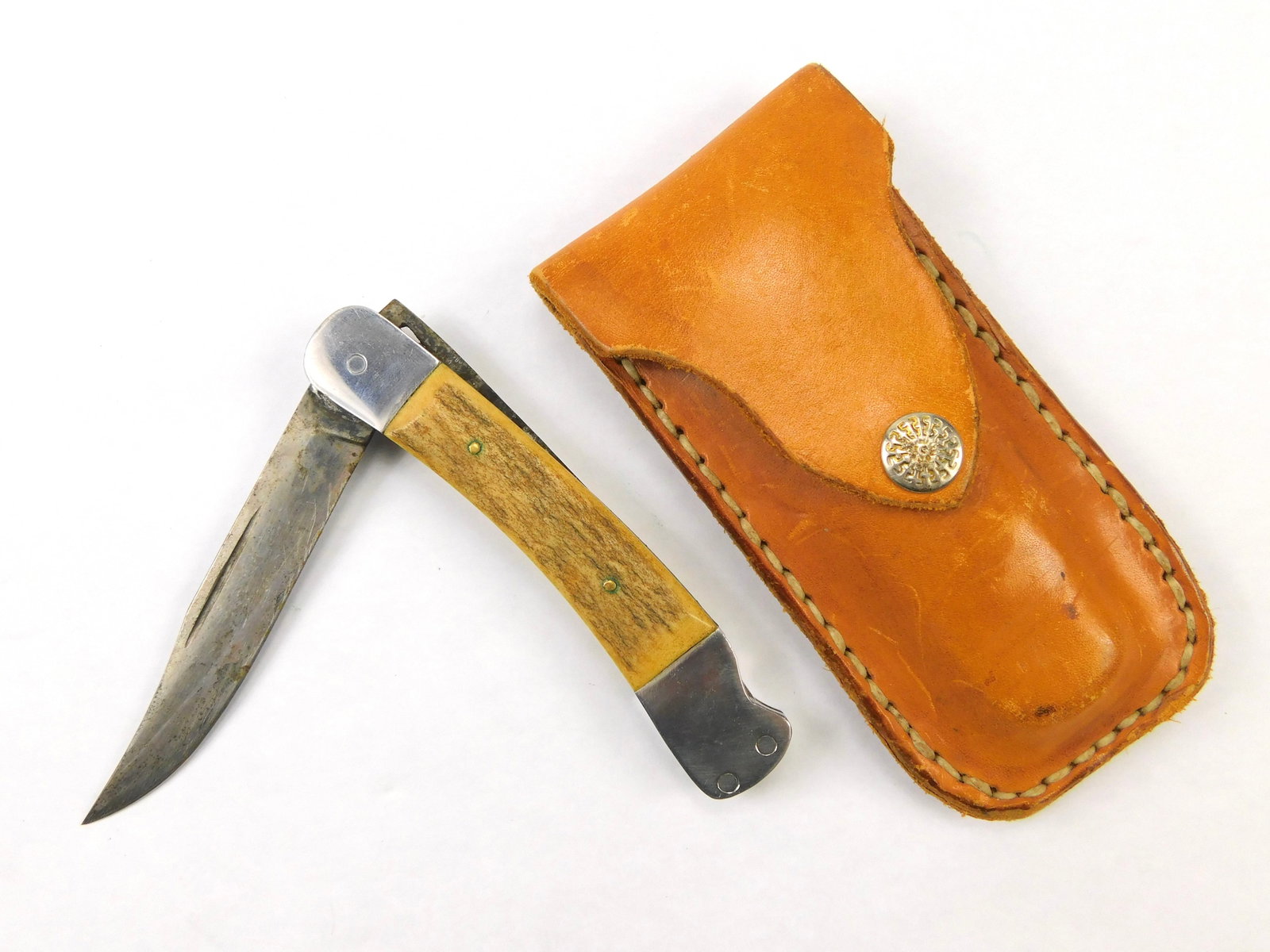 Vintage Custom Made Handmade Lock Back Stag Folding Pocket Knife: Vintage Custom Handmade Lock Back Folding Pocket Knife with Leather Sheath. Stag handle. Unmarked. When the blade is closed it's locked, to open and to close you need to push the lock button. Blade is