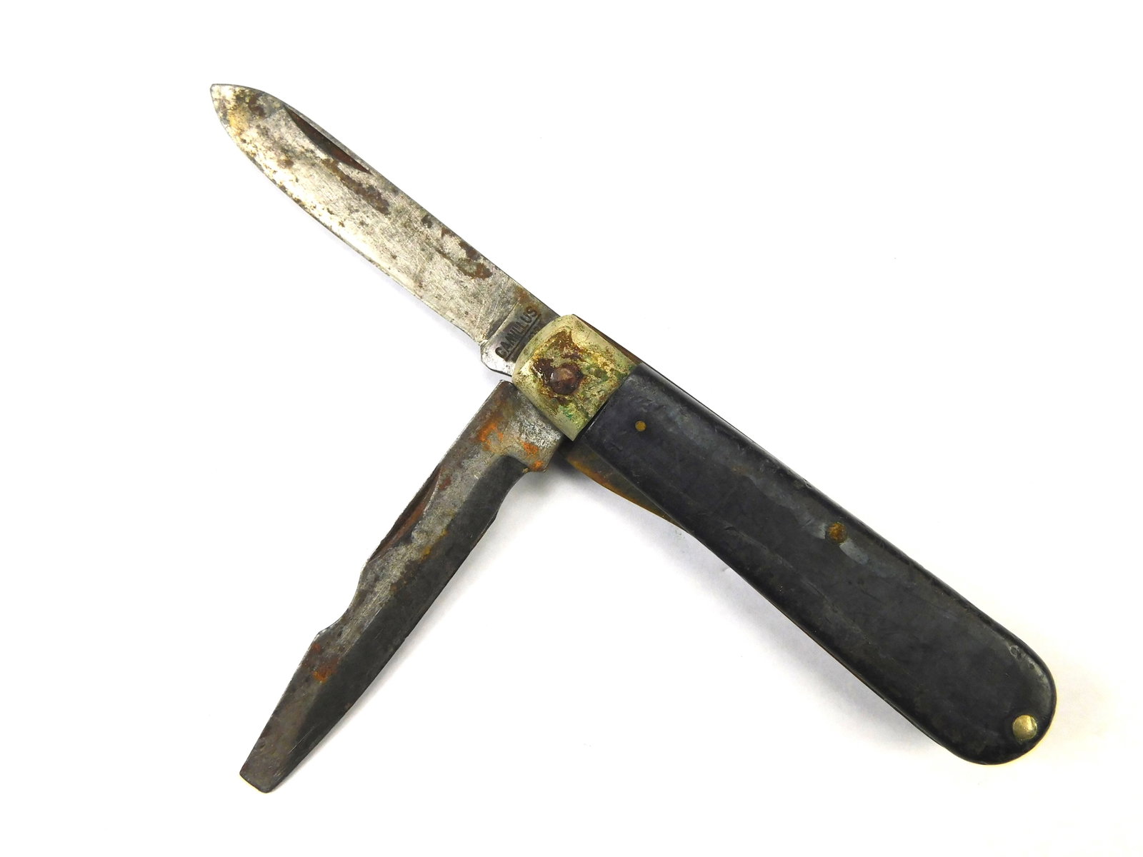 Vintage US CAMILLUS Folding Pocket Knife: Vintage US CAMILLUS Folding Pocket Knife. The blade doesn't snap, little wobbly.