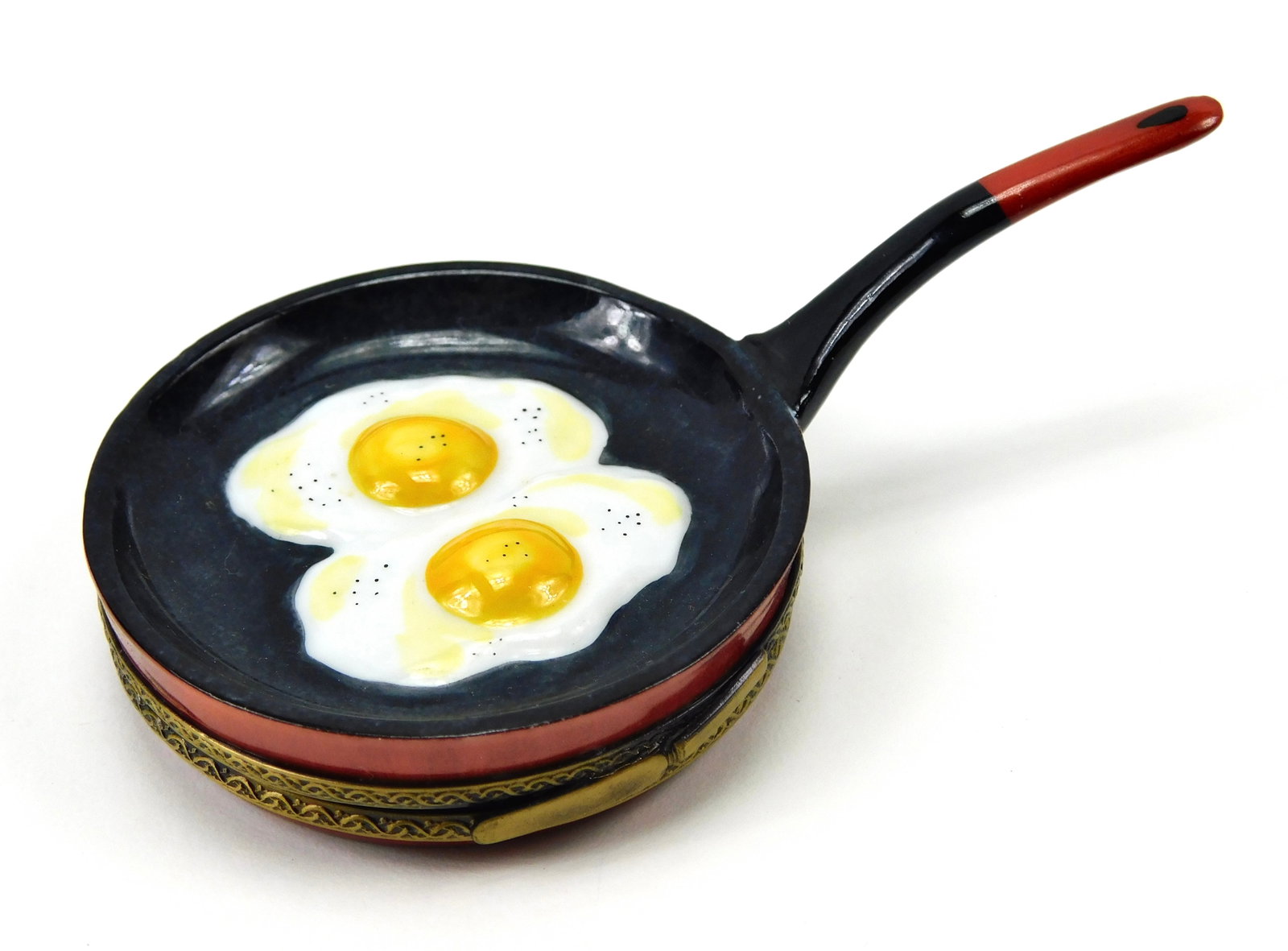 Limoges France Testreux Peint Main Fried Eggs Skillet Bacon Porcelain Trinket Box: In House Shipping. Limoges France hand-painted porcelain figural trinket box by Testreux, designed as a breakfast frying pan with two dimensional sunny-side-up fried eggs. Features a glossy black skil