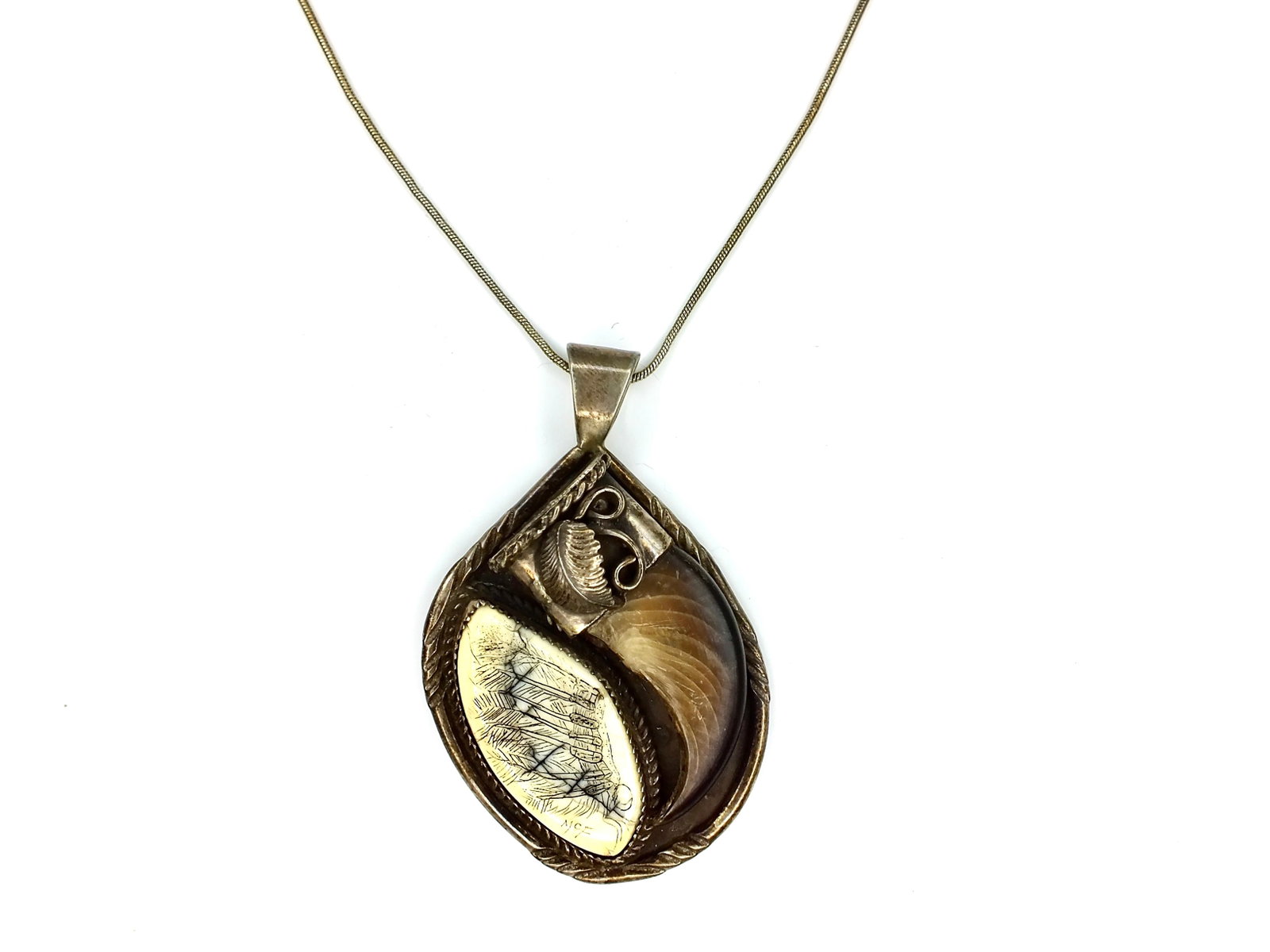 Gary Edwards Sterling Silver Native American Bear Claw Scrimshaw Pendant and Chain (1 of 9)