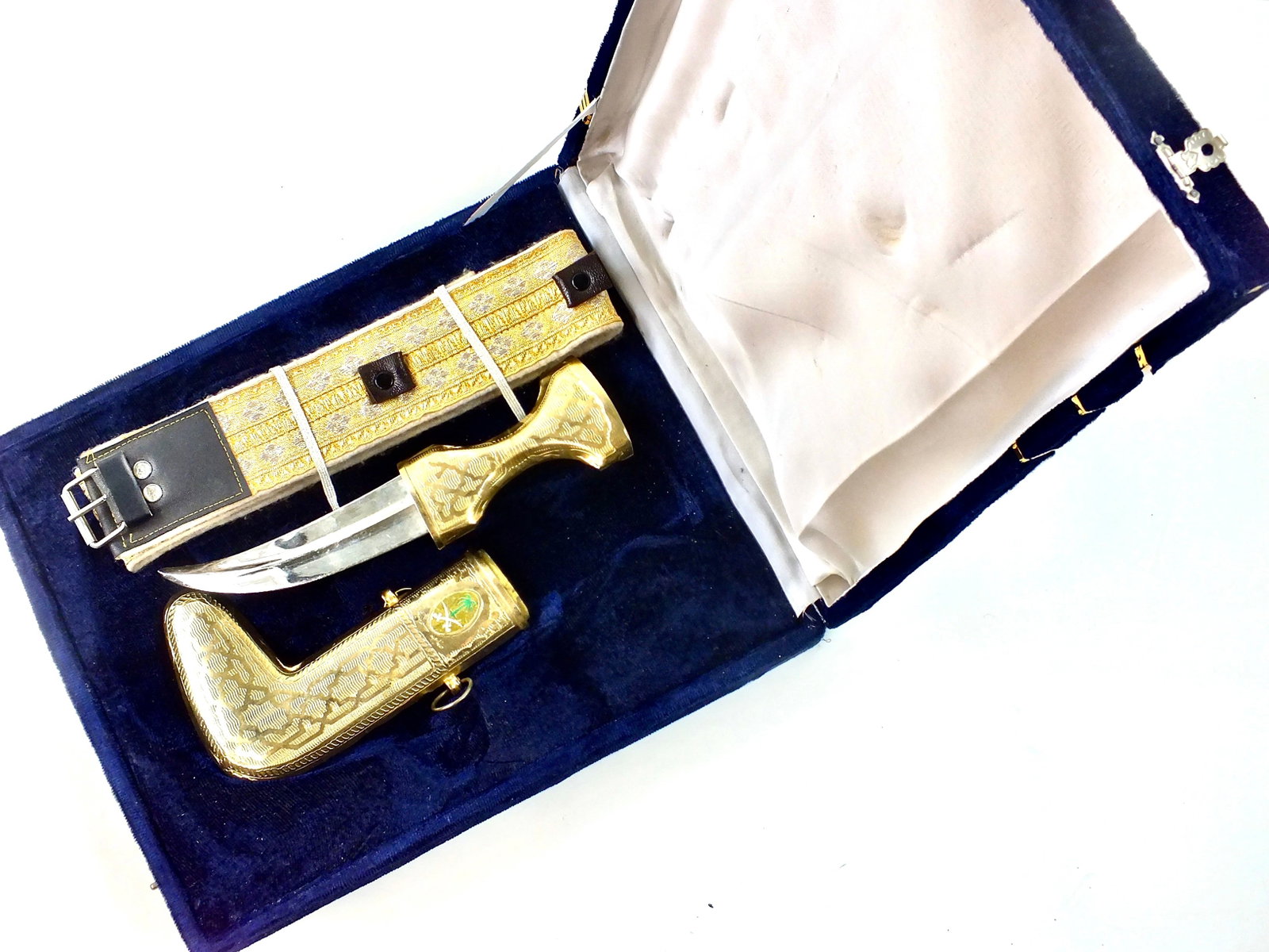 Vintage Saudi Arabia Jambia Knife Presentation Cased Dagger w/ Scabbard Belt: Vintage Saudi Arabian Presentation Cased Jambia Knife with Scabbard and Belt The knife is solid, no loose parts The blade is not sharp. 9 1/4" total length. The blade is 5 1/8". The belt is 30 1/2" lo