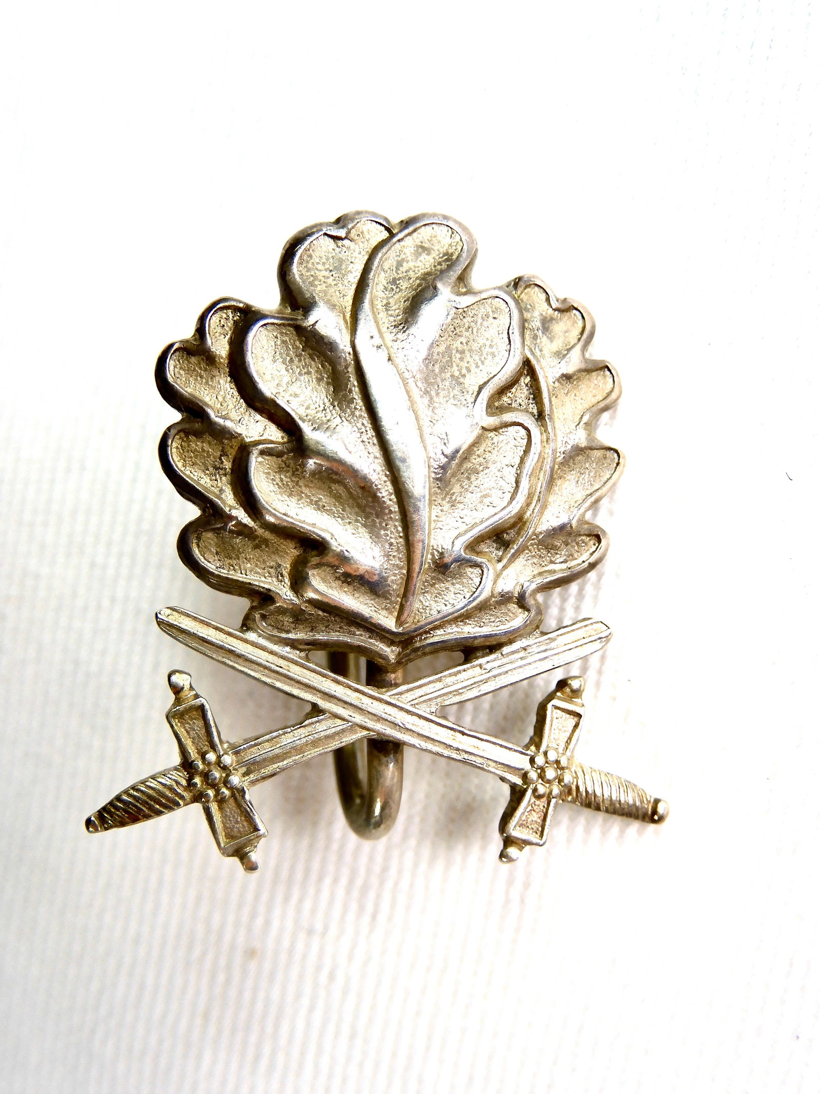 German Germany WW2 Knights Cross Oak Leaves Pin Badge: German WW2 Knights Cross Oak Leaves with Swords Pin. Marked "800".