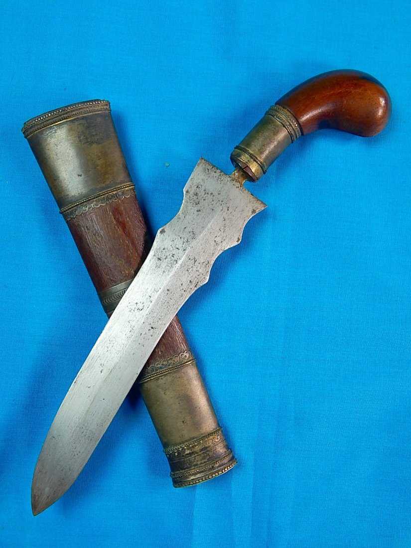 Vintage Philippines Moro Kris Curved Small Dagger Knife: Vintage Philippines Moro Kris Curved Blade Small Fighting Knife with scabbard.Knife is 10 1/8" long with 7" blade.