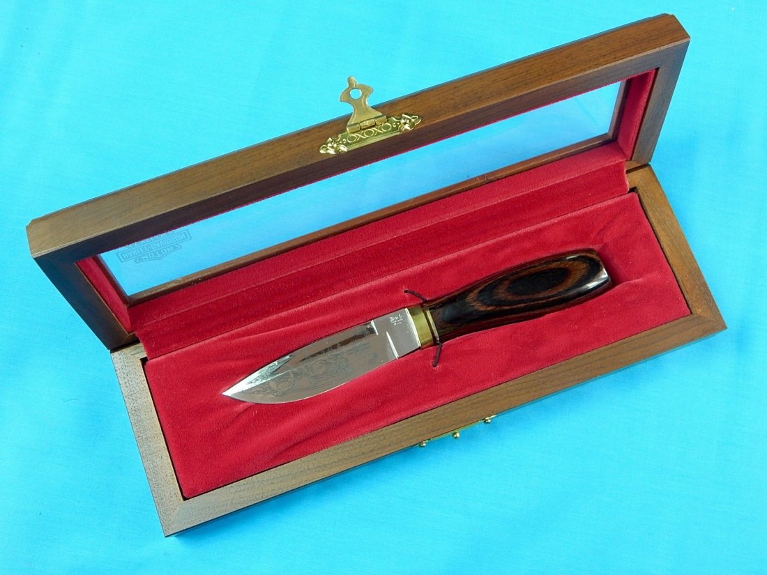 BUCK Custom Limited HARLEY DAVIDSON Hunting Knife & Box: NO BUYER"S PREMIUM! (BUYER"S PREMIUM 0%).BUCK Custom Limited Edition HARLEY DAVIDSON Engraved Hunting Fighting Knife with Display Box. No sheath. Serial # 2083 out of 3000. Size: 8 1/4" long with 4" b