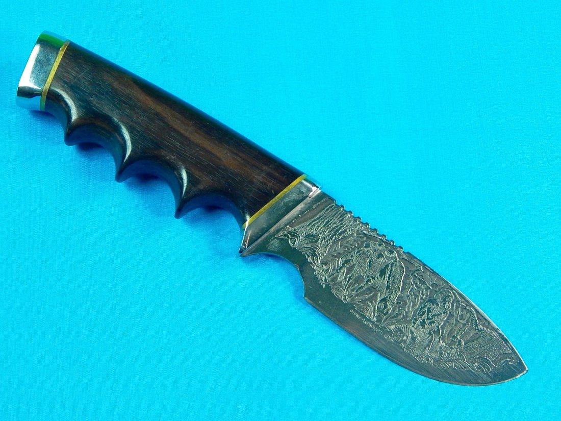 GERBER Limited Edition SHAW LEIBOWITZ Engraved Hunting: NO BUYER"S PREMIUM! (BUYER"S PREMIUM 0%).Vintage US GERBER Limited Edition SHAW LEIBOWITZ Engraved Hunting Fighting Knife. No sheath. The blade is engraved by Shaw-Leibowitz. Serial # 37 out of 50. Si