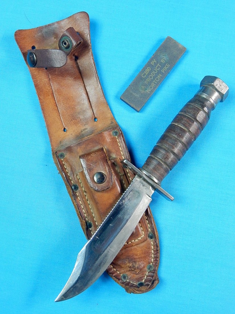 Vietnam 1972 CAMILLUS Jet Pilot Survival Fighting Knife: NO BUYER"S PREMIUM! (BUYER"S PREMIUM 0%).US Vietnam Era 1972 CAMILLUS Jet Pilot Survival Commando Fighting Knife with original leather sheath and sharpening stone. Mirror polished the blade. Size: 9 1