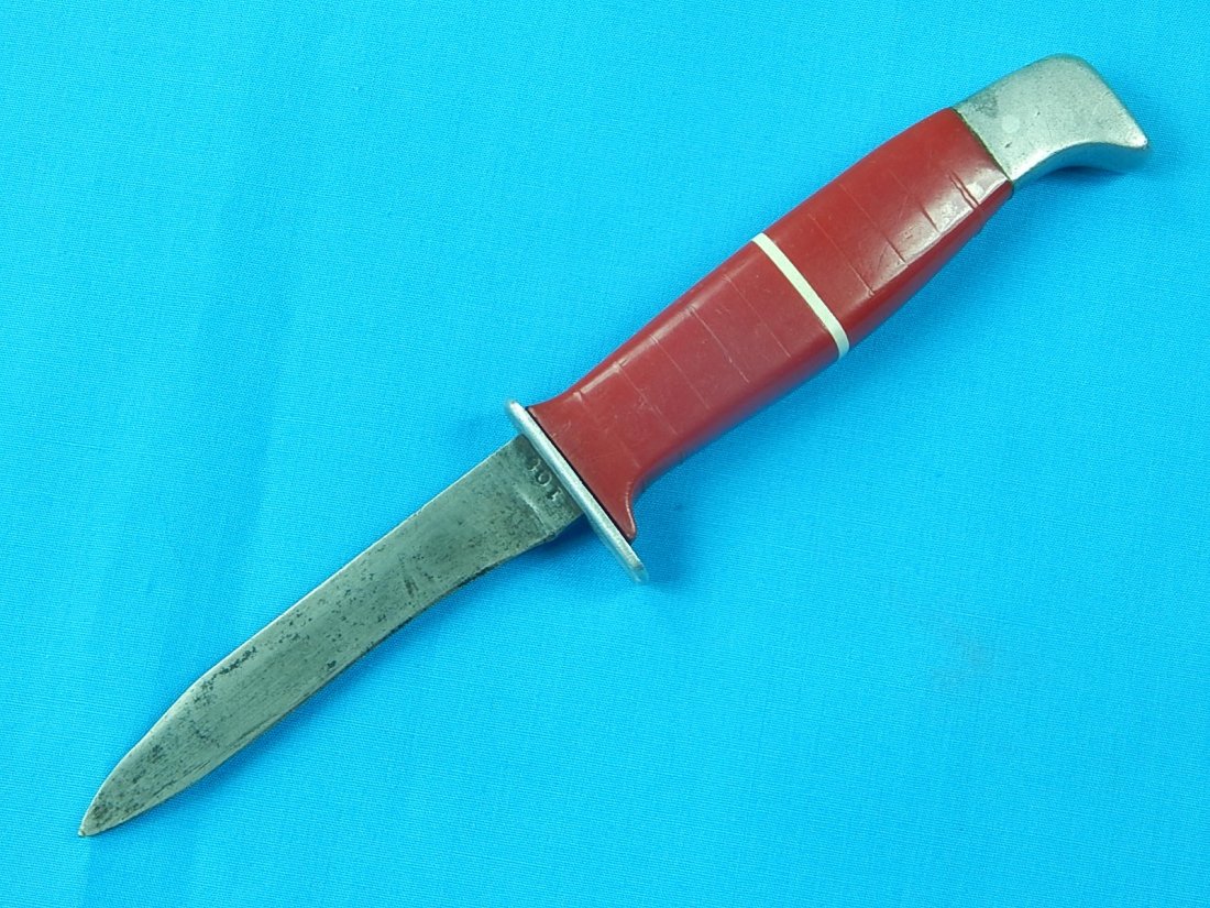 US Early BUCK 108 Red Handle Hunting Knife: NO BUYER"S PREMIUM! (BUYER"S PREMIUM 0%). US Early BUCK 108 Red Handle Small Hunting Knife. No sheath. Size: 6 7/8" long with 3 1/4" blade. We accept payment by check or money orders.Pay Pal and bank 