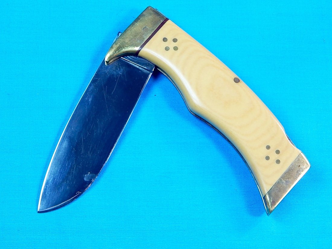 Vintage Custom Made LEN PERRY Folding Lock Back Knife: NO BUYER"S PREMIUM! (BUYER"S PREMIUM 0%).Vintage US Custom Hand Made LEN PERRY Knightdale, NC Folding Pocket Lock Back Knife. Size: 8 1/8" long, 4 1/2" closed. The blade is 3 7/8".We accept payment by