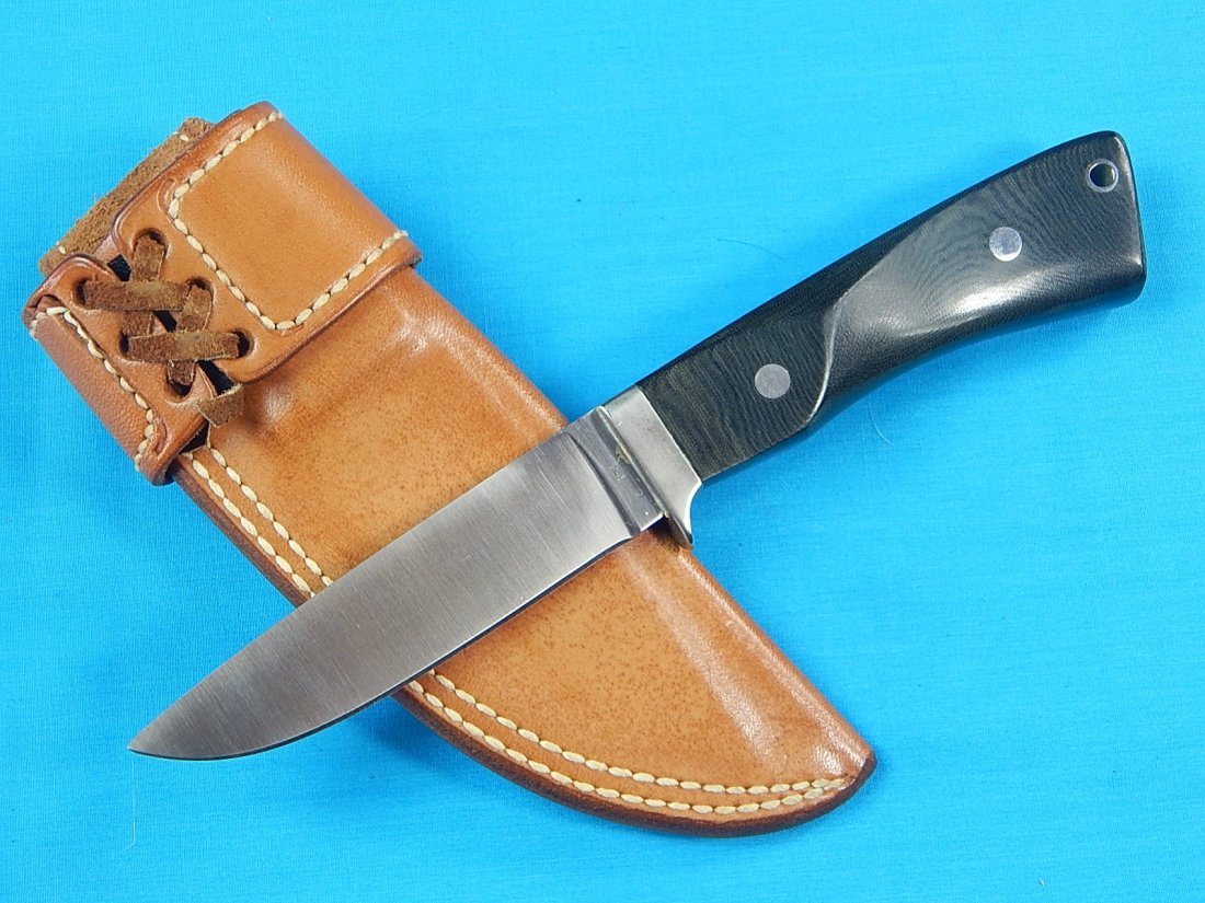 RARE 1992-96's BenchMark CAROLINA HUNTER Hunting Knife: NO BUYER"S PREMIUM! (BUYER"S PREMIUM 0%).RARE US 1992-96's BenchMark CAROLINA HUNTER Hunting Knife with original leather sheath and packing box. Size: 8 1/2" long with 4" blade.We accept payment by ch