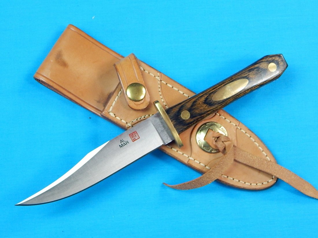 AL MAR Limited Model 8507 Mini Bowie Fighting Knife: NO BUYER"S PREMIUM! (BUYER"S PREMIUM 0%).Seki Japan AL MAR Limited Edition Model 8507 #67 out of 200 Mini Bowie Fighting Knife. With original leather sheath. Size: 9 1/2" long with 5 1/8" blade.We acc