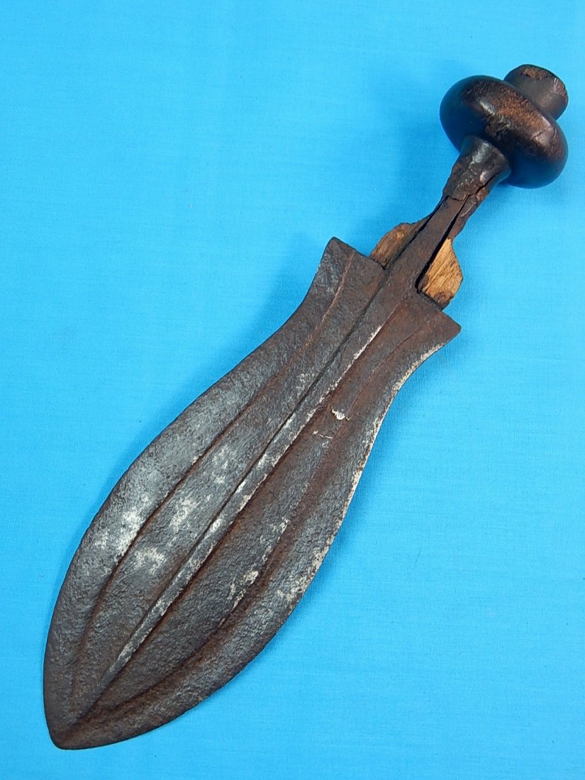 Antique Africa African Spear Point Blade Fighting Knife: NO BUYER"S PREMIUM! (BUYER"S PREMIUM 0%).Antique African Spear Point Blade Fighting Knife. No scabbard. Size: 13 7/8" long with 9 7/8" blade.We accept payment by check or money orders.Pay Pal and bank