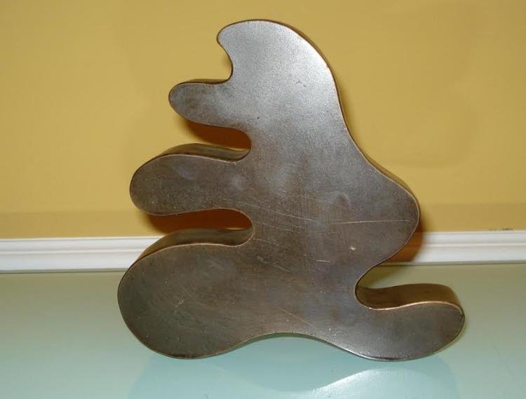 RARE JEAN ARP GERMAN / FRENCH ABSTRACT BRONZE: Jean Arp German-French (1877- 1966) bronze sculpture. Signed ARP on Bottom of Sculpture. Noted for his work in abstract bronze sculptures. Bronze measures Size 6.5" x 6.5"