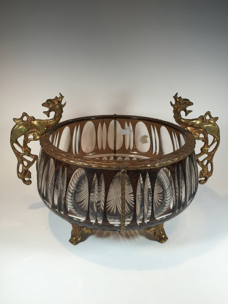 Nice European glass & bronze centerpiece: Nice European glass & bronze centerpiece . 8 1/2” H x 13 W x 10 1/2” D. Shipping in USA is $ 30.00. International bidders ask for shipping before bid.