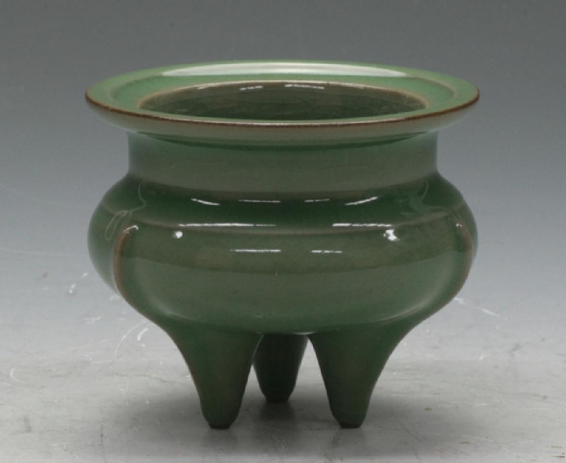 Celadon tripod Censor: Longquang ware.H 9cm.