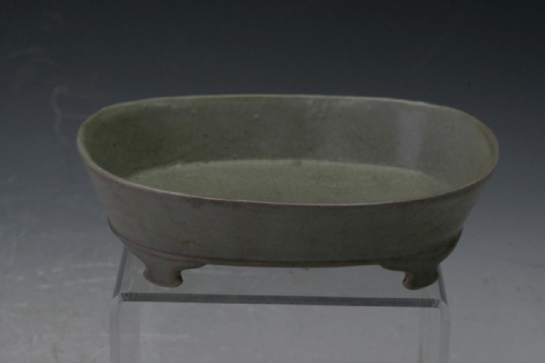 Pottery glazing brush washer: With four feet and cracked glazing. D: 24cm
