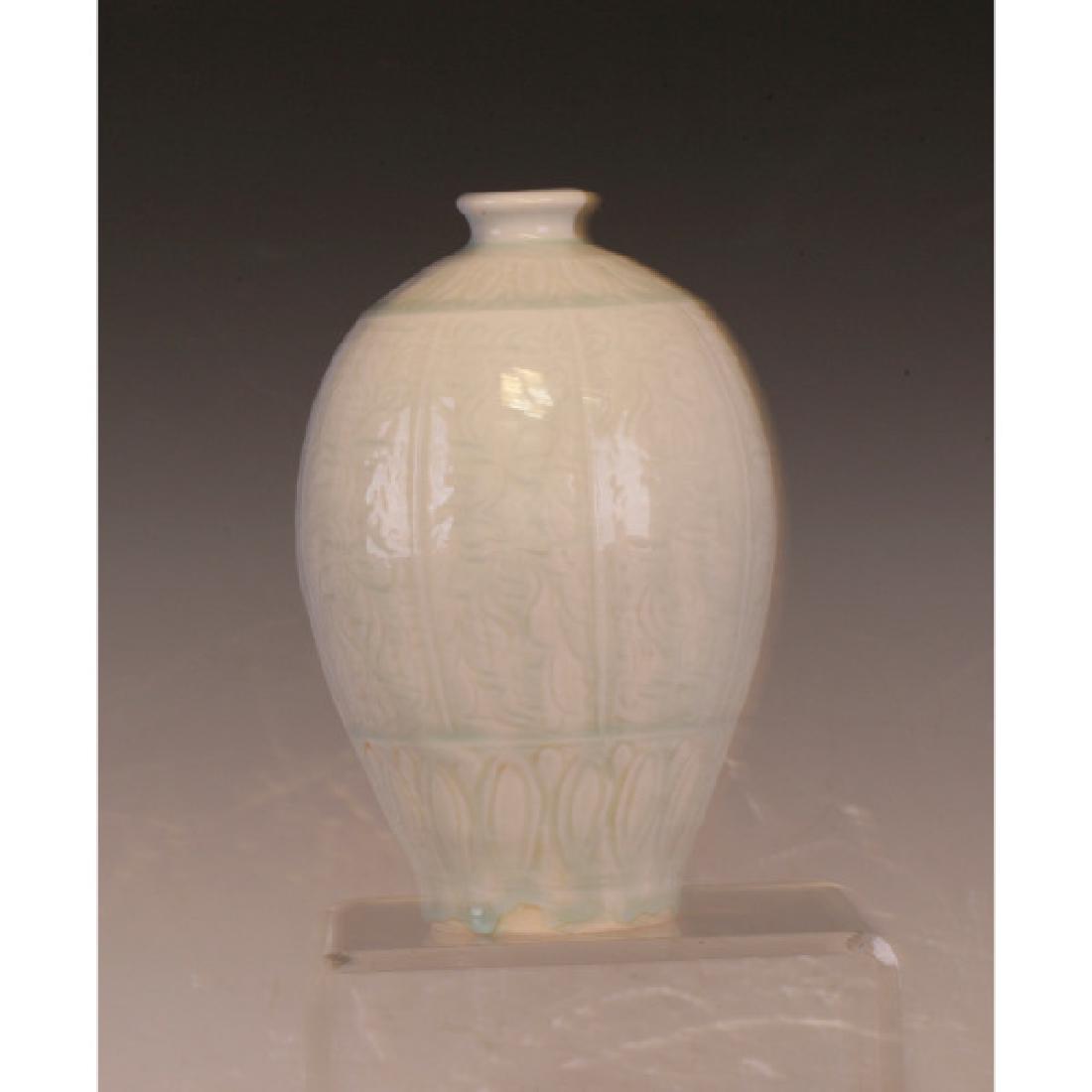 Ding Ware Vase: Meiping shape and inplaced pattern. H: 18.5cm