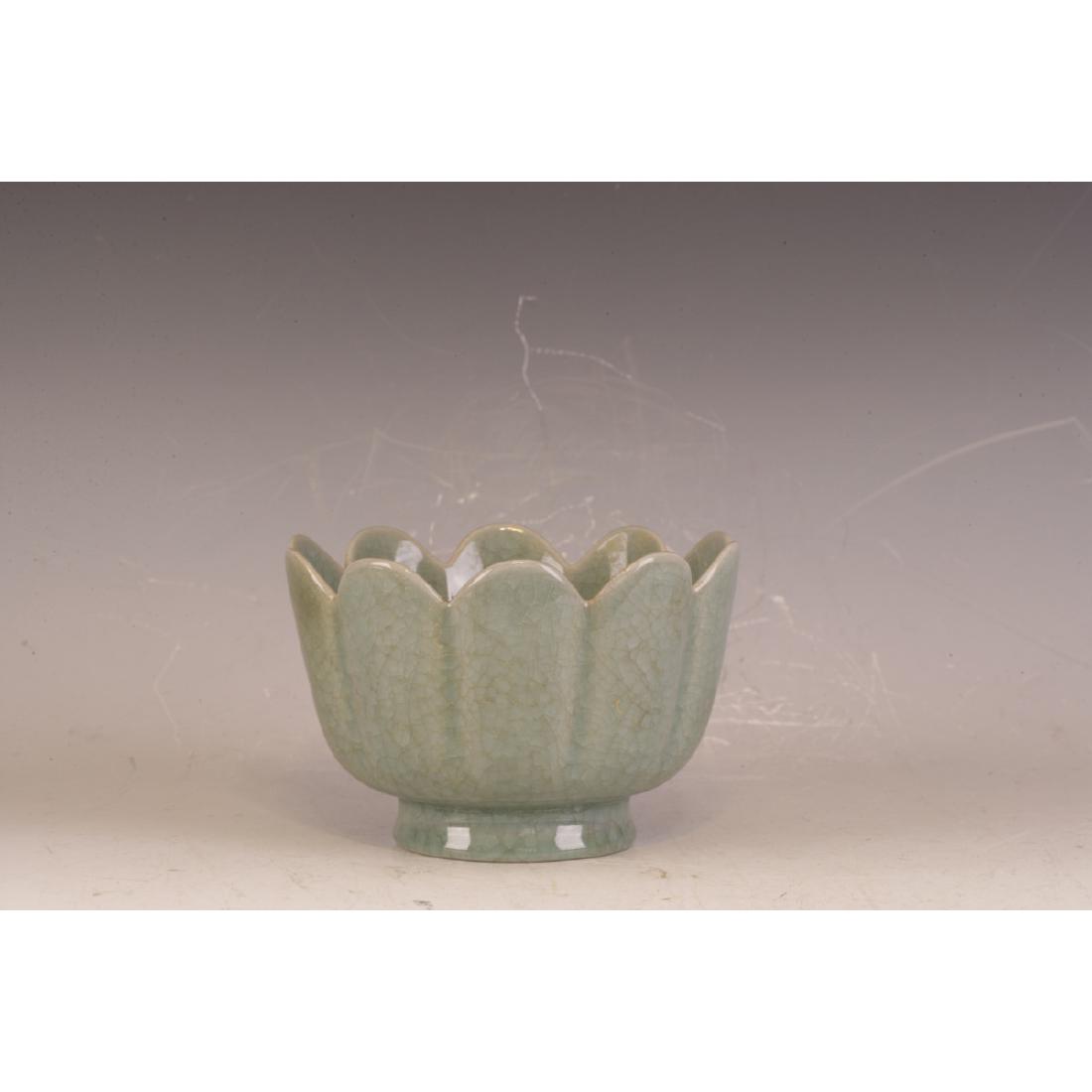 Longquan Ware water pot: Leaves shape. It is produced in South eastern China. Very popular in Ming dynasty. Fantastic colour. Diameter 17cm
