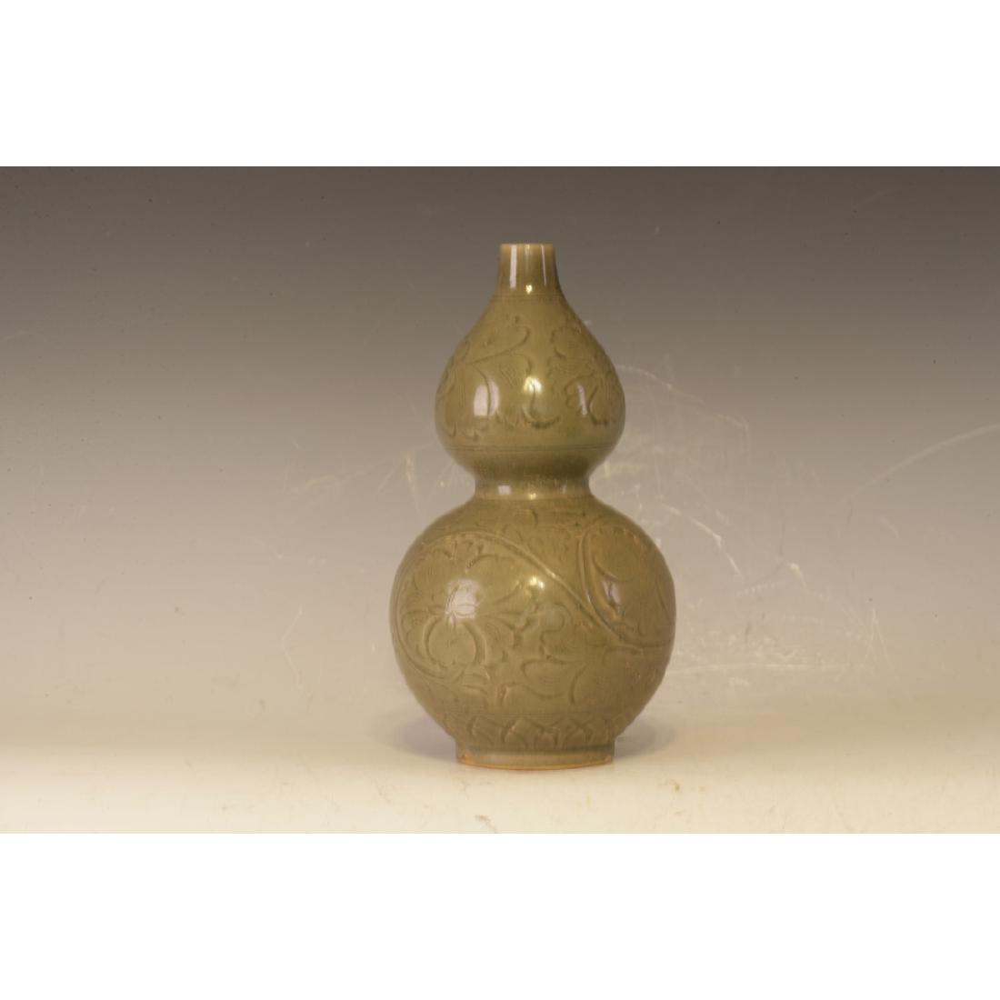 A Yau Zhao Ware Pottery Vase: Unnamed flowers pattern with a beautiful shape. Very nice make. Height 23 cm