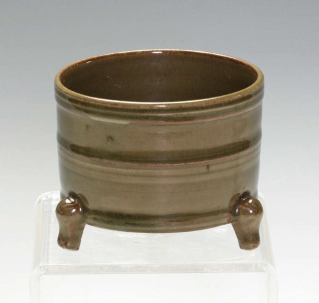 Yao Zhou-Ware: A small Senser with three legged support. In a brown-yellow glazing. 8.5cm diameter.