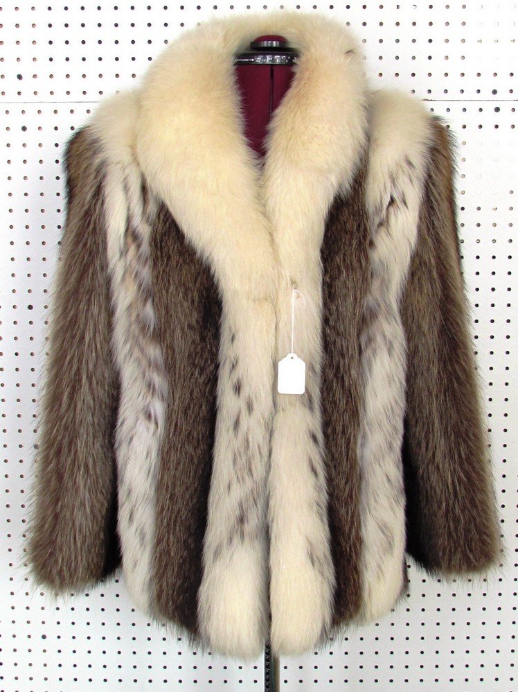Ladies Raccoon Jacket.: Vintage ladies raccoon and fox jacket. Ladies Medium.