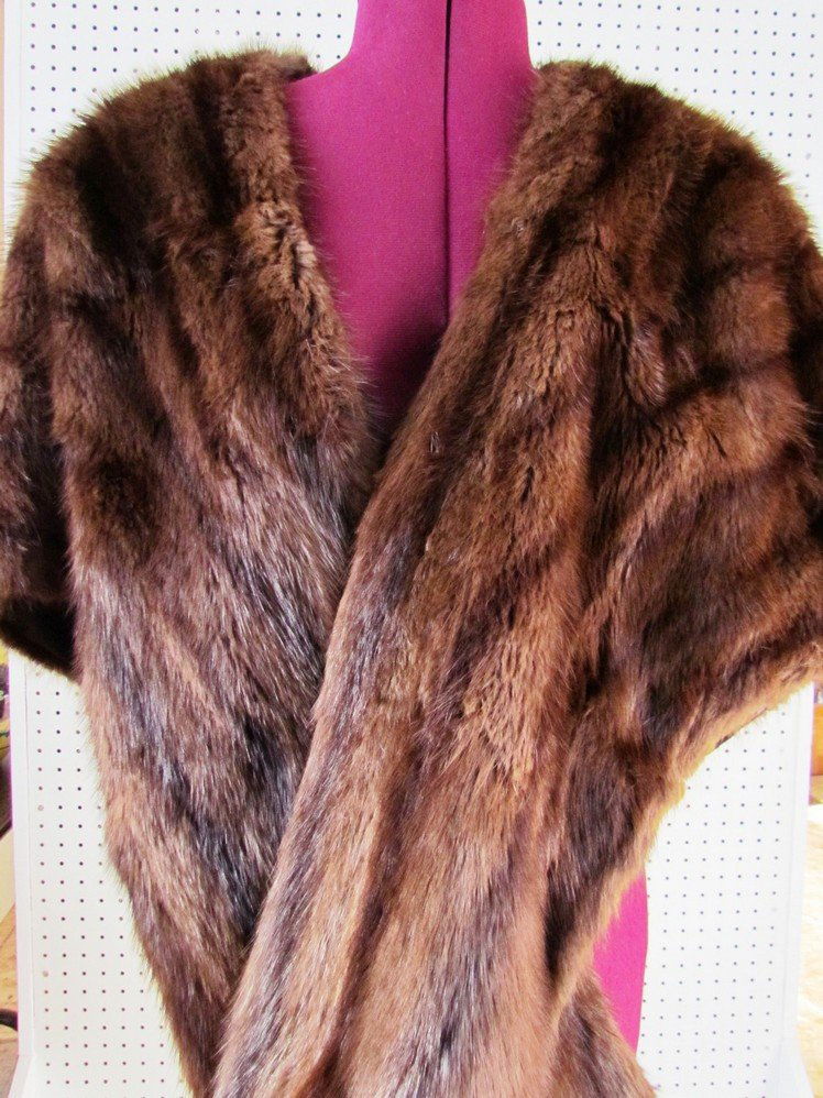 Ladies Natural Mink Wrap/Cape/Stole.: Ladies natural brown mink wrap/cape/stole. Size medium.