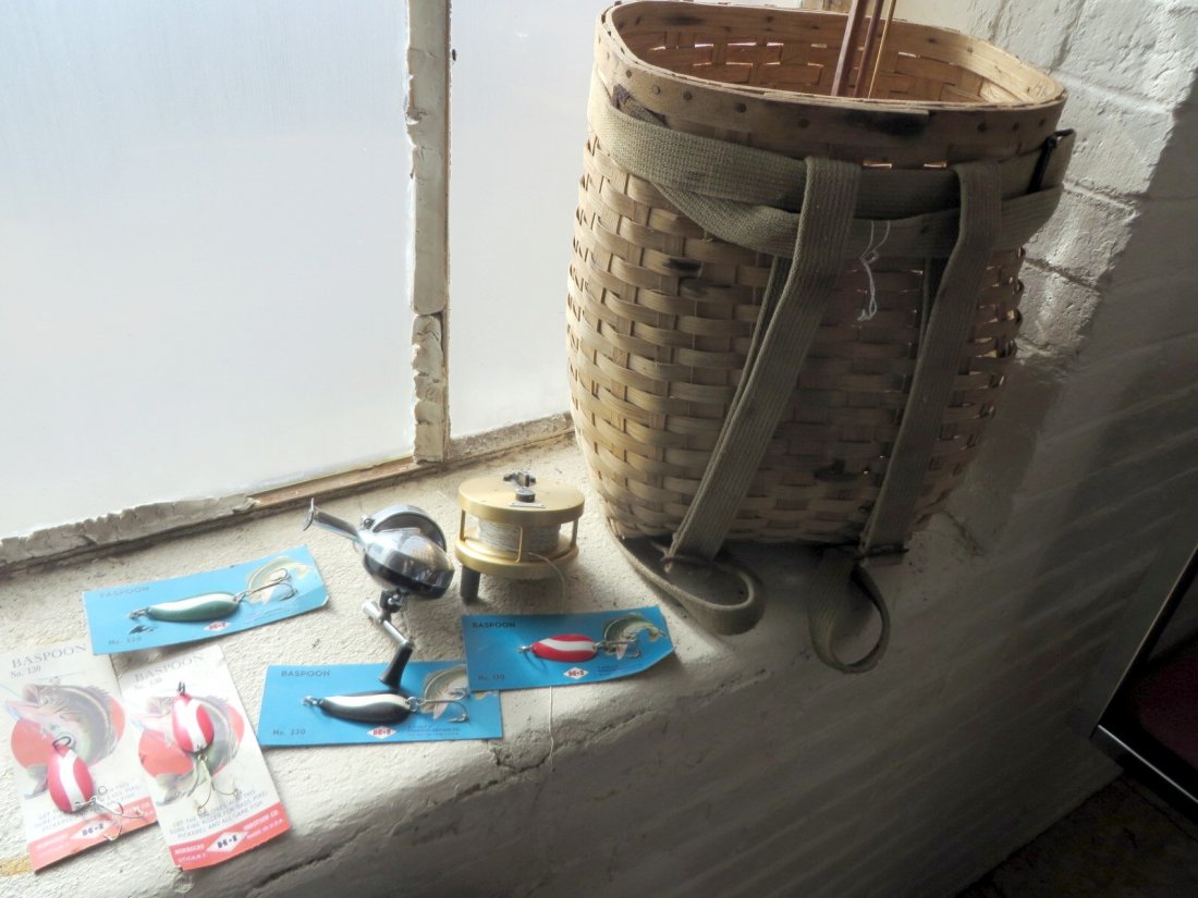 Lot Vintage Fishing Items: Lot Vintage Fishing Items, S.E. Bogdan on gold reel, Nashua, NH, the rod is Tonkin, Bache Brown Spinster on chrome real, Horrocks Baspoon lures, back pack in good shape.