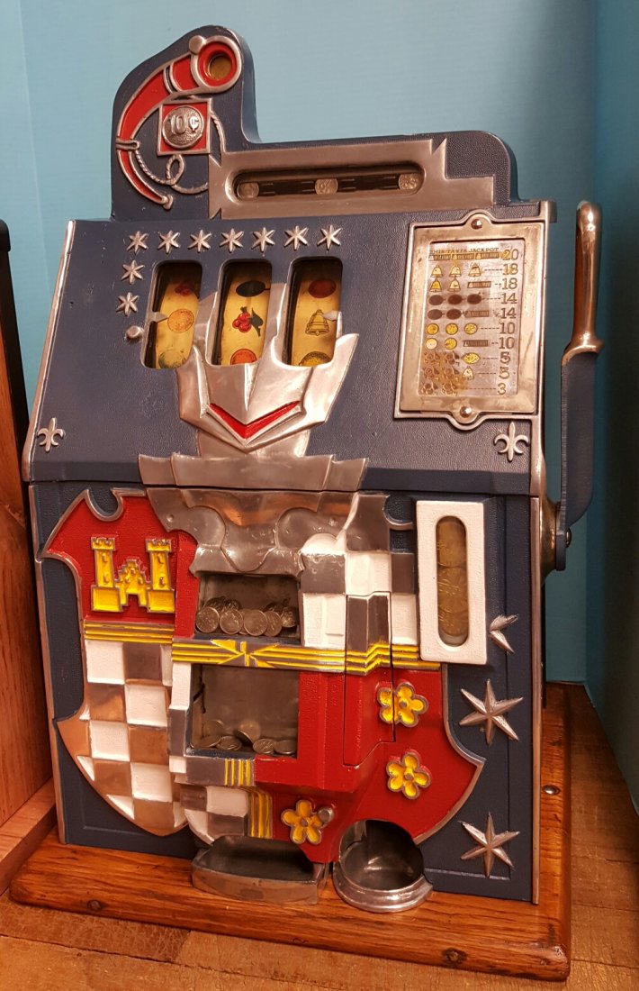 Mills 10 cent Castle Front Slot Machine: 1930's Mills slot novelty slot machine with refurbished cabinet and comes with key.