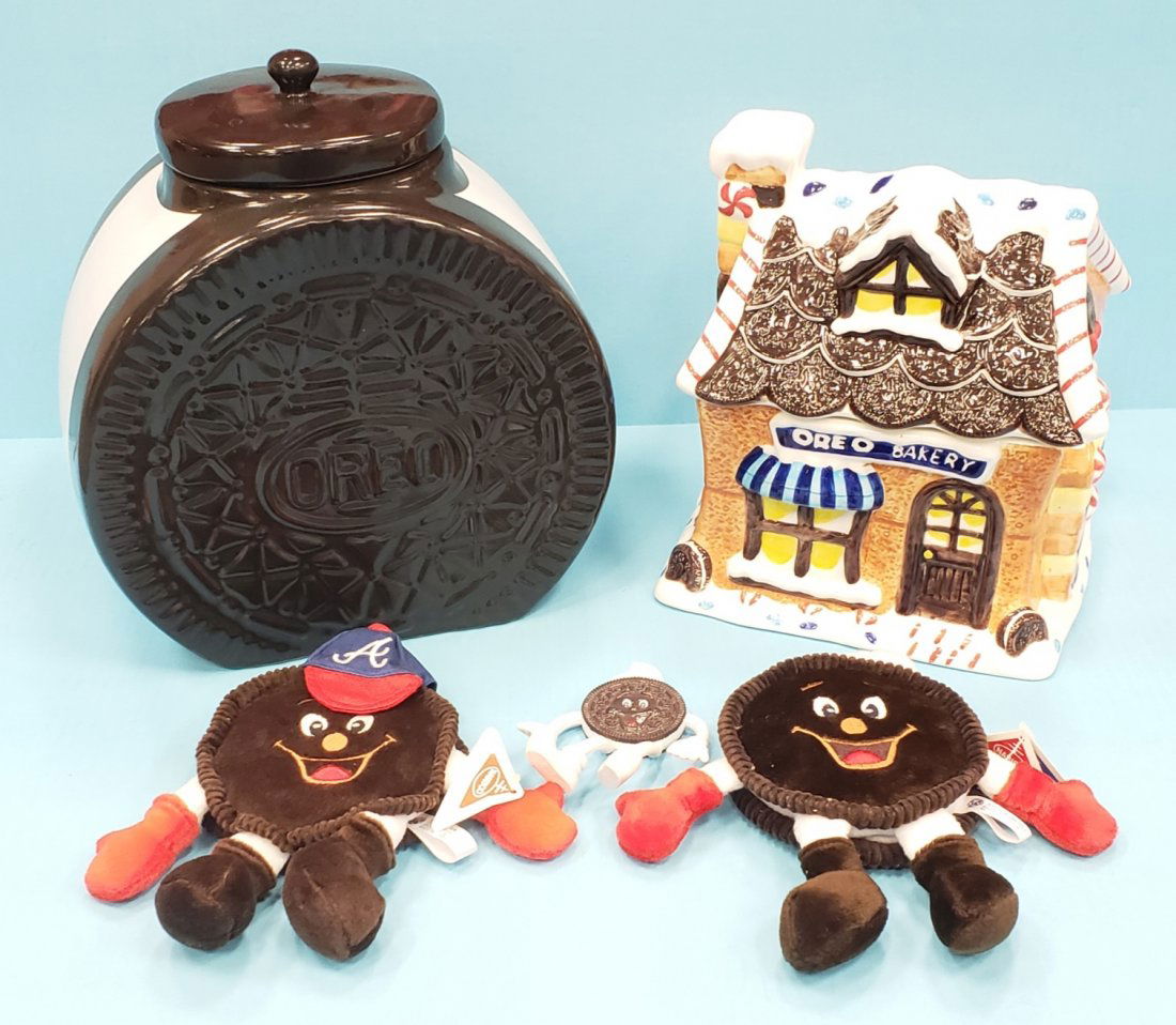 2 Oreo Cookie Jars and Steven Smith toys: 2 cookie jars; Oreo Bakery and Oreo cookie shaped jars. Also 2 Steven Smith plush Oreo Cookie Toys Dunk and Braves with a bendable Oreo toy. PLEASE READ AND UNDERSTAND THE PAYMENT AND SHIPPING TERMS F