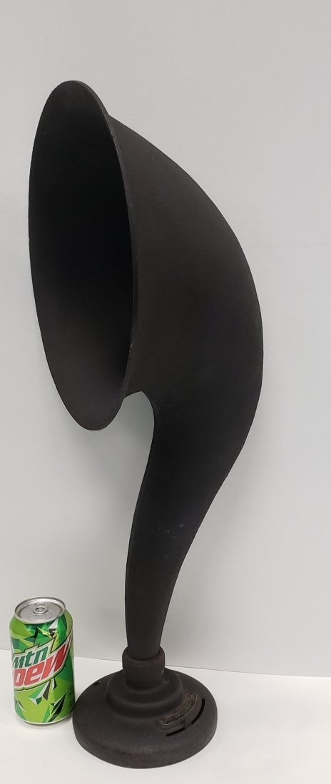 RCA Radiola Loud Horn Speaker: Original RCA speaker model UZ 1325 in excellent condition. PLEASE READ AND UNDERSTAND THE PAYMENT AND SHIPPING TERMS FOR THIS AUCTION PRIOR TO PLACING BIDS. ALL BIDDERS ARE BOUND TO THE TERMS OF THIS 