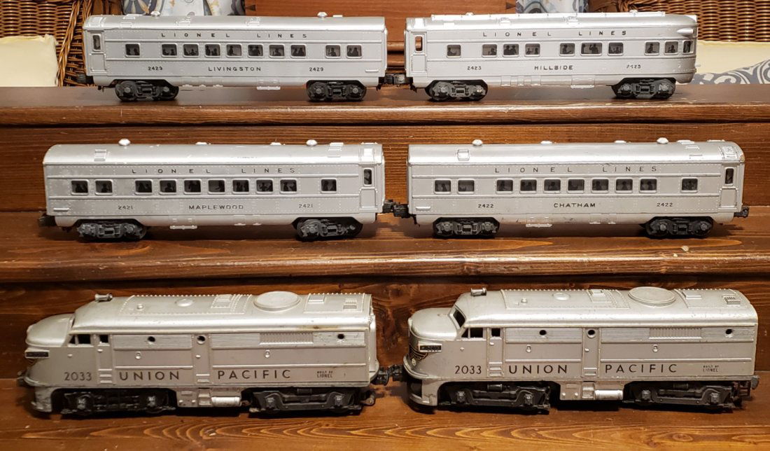 Lionel Train Set w/ Union Pacific Twin Engines 2033 (1 of 2)