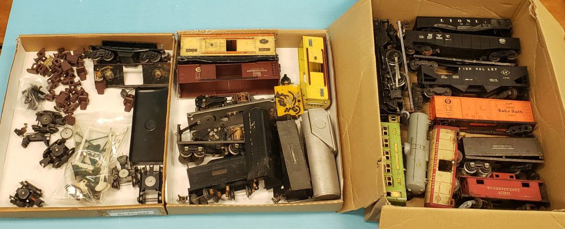 Lionel Mixed lot of cars, accessories (1 of 3)