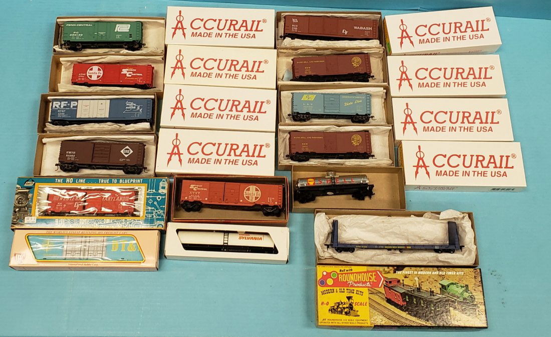 Mixed lot of 14 HO Scale train cars (1 of 3)